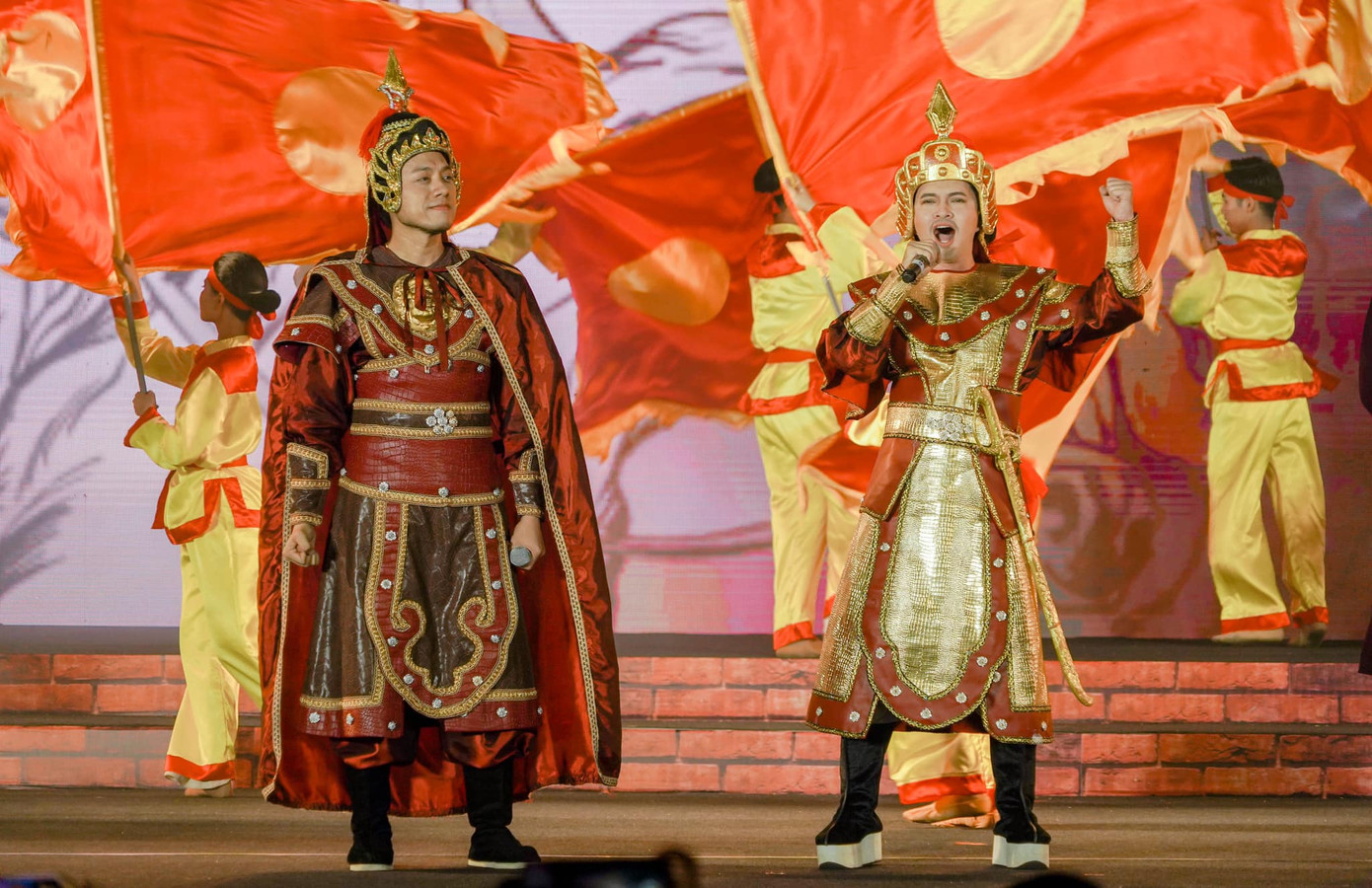 Những trận đánh lừng danh trong lịch sử của cha ông được tái hiện trong Đêm hội.