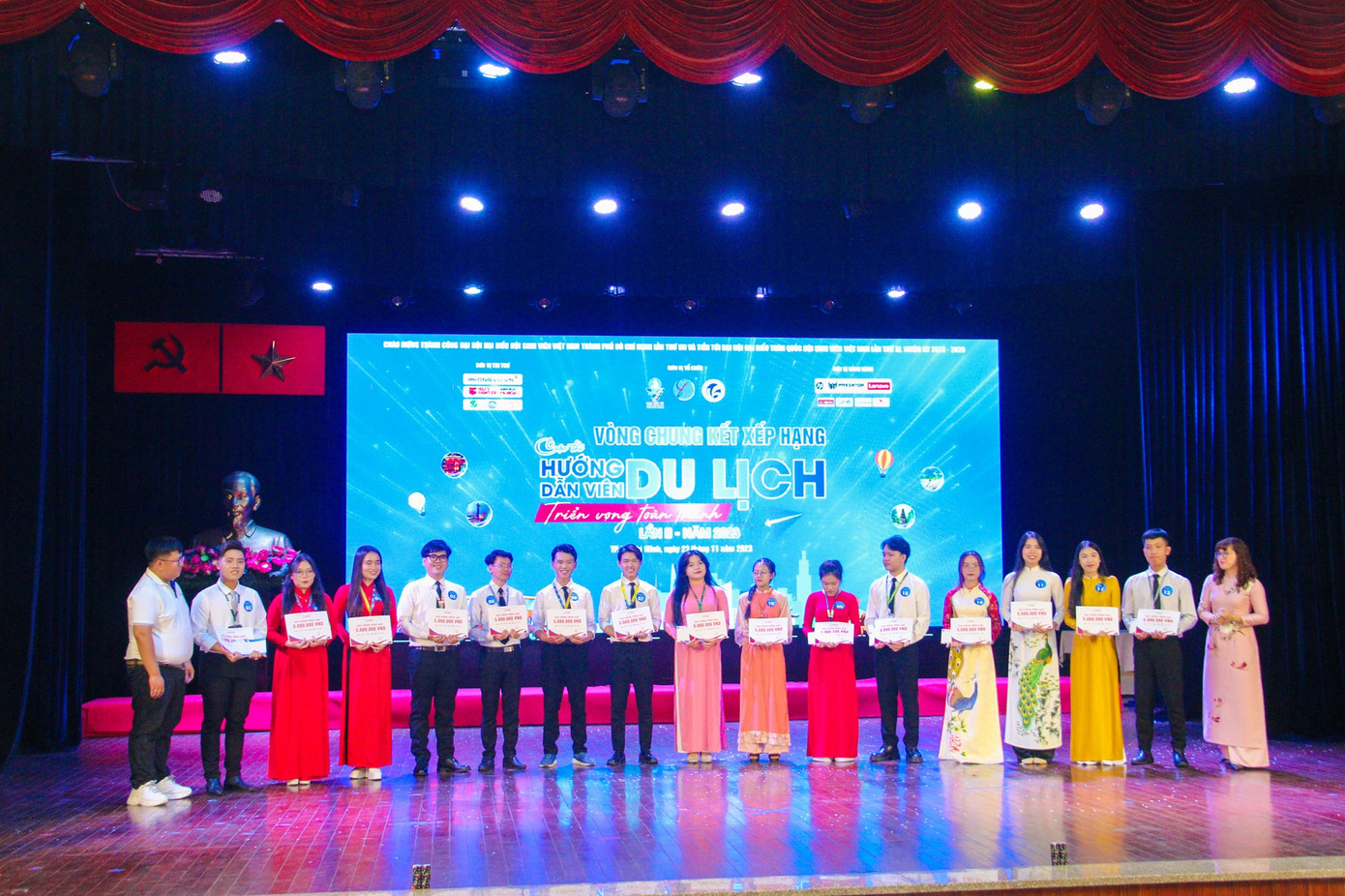 Các thí sinh tham dự vòng Chung kết xếp loại đều nhận được nhiều phần quà từ Ban Tổ chức. Các thí sinh tham dự vòng Chung kết xếp loại đều nhận được nhiều phần quà từ Ban Tổ chức.