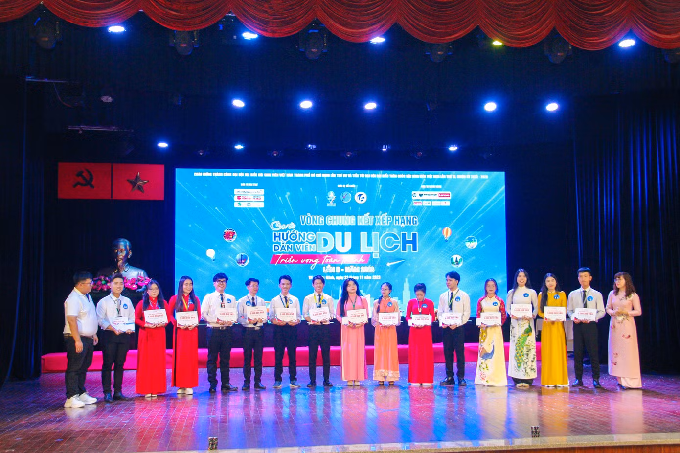 Các thí sinh tham dự vòng Chung kết xếp loại đều nhận được nhiều phần quà từ Ban Tổ chức.