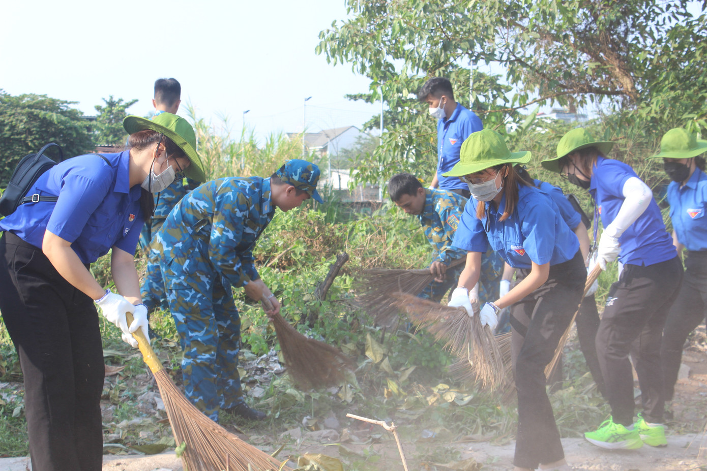 Lực lượng bộ đội và đoàn viên, thanh niên cùng tham gia hoạt động.