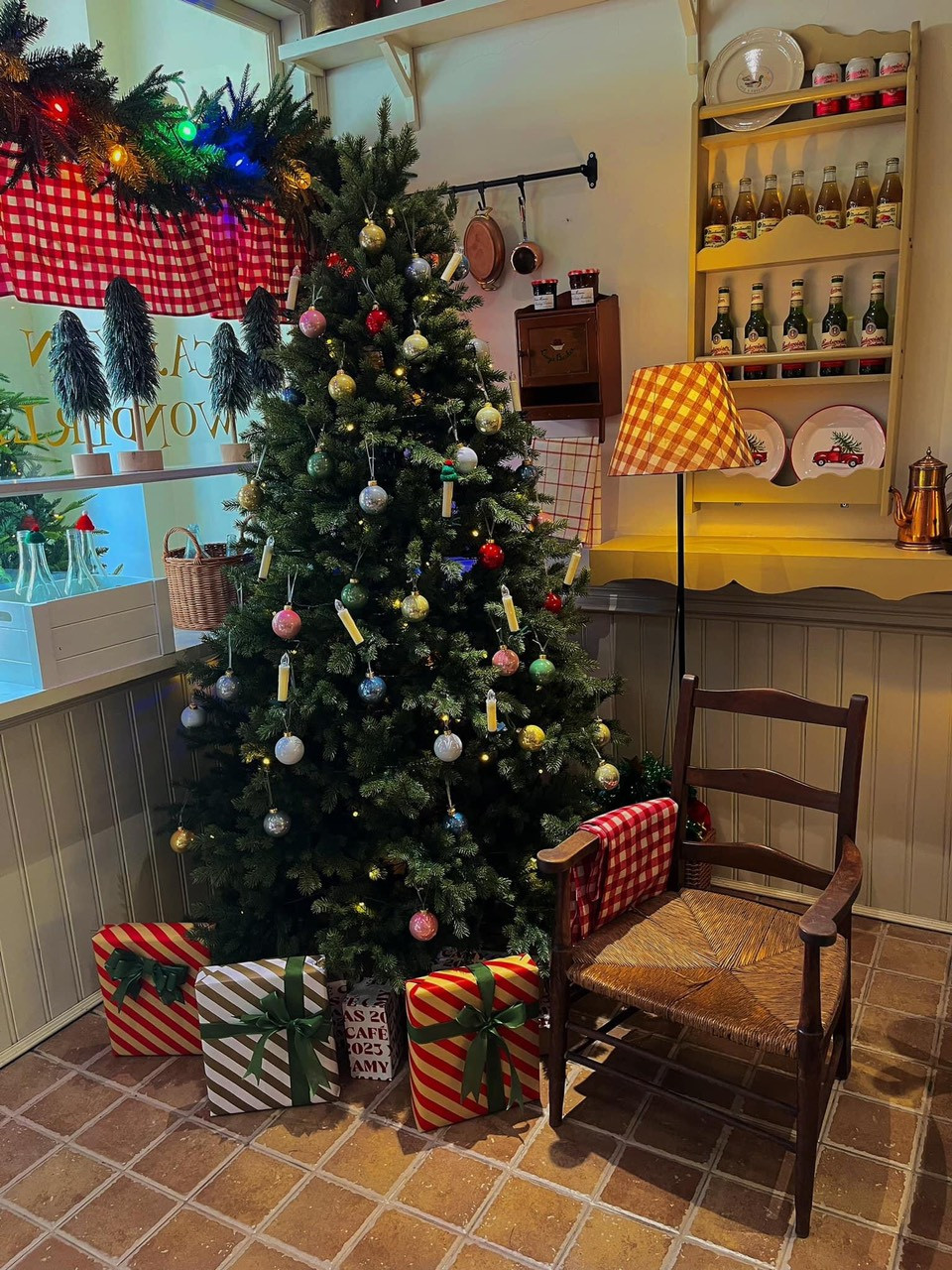 Cây thông được quán đặt ngay tầng 1, gợi cảm xúc về mùa Giáng sinh an lành. Cây thông được quán đặt ngay tầng 1, gợi cảm xúc về mùa Giáng sinh an lành.