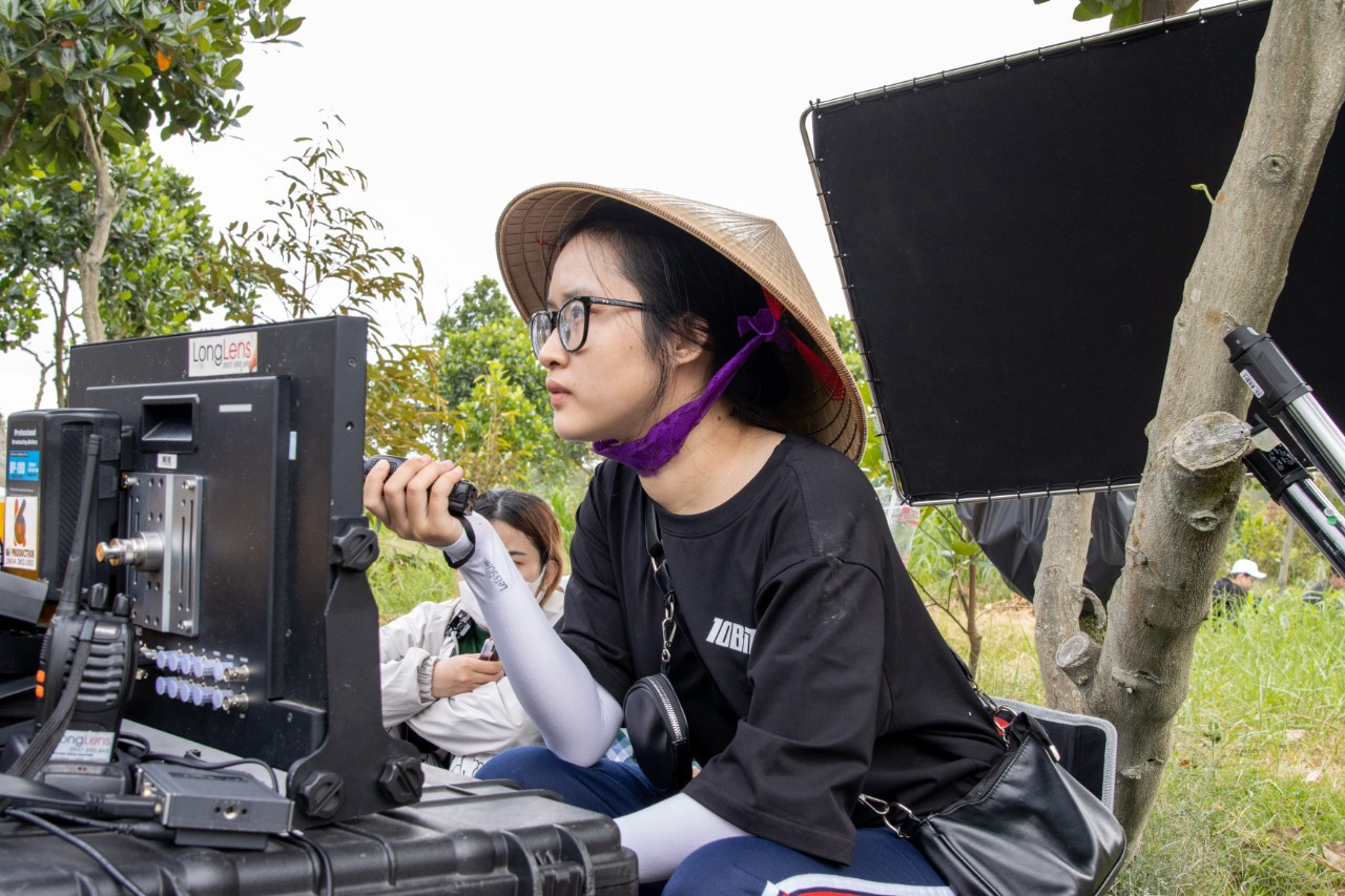 Nữ đạo diễn trẻ cùng ê kíp miệt mài quay phim dưới điều kiện thời tiết khó khăn. (Ảnh: NVCC) Nữ đạo diễn trẻ cùng ê kíp miệt mài quay phim dưới điều kiện thời tiết khó khăn. (Ảnh: NVCC)