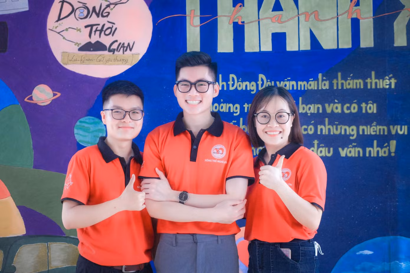 Văn Tốt (ngoài cùng bên trái) trong chương trình hiến máu nhân đạo. (Ảnh: NVCC)