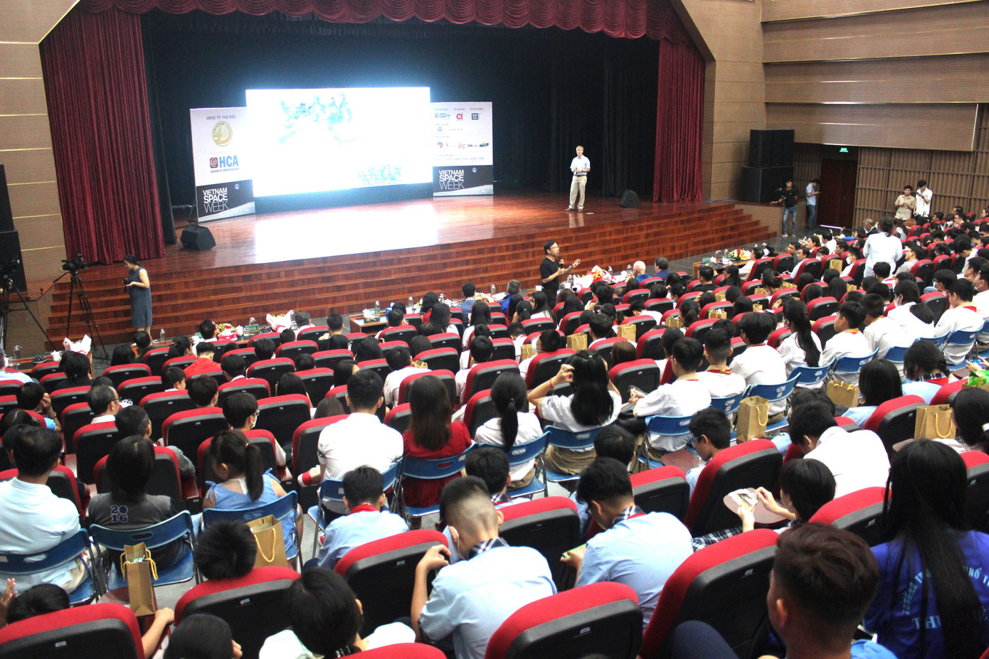 Bác sĩ chuyên chăm sóc phi hành gia Josef Schmid chia sẻ với các bạn học sinh, sinh viên về công việc của mình. Bác sĩ chuyên chăm sóc phi hành gia Josef Schmid chia sẻ với các bạn học sinh, sinh viên về công việc của mình.