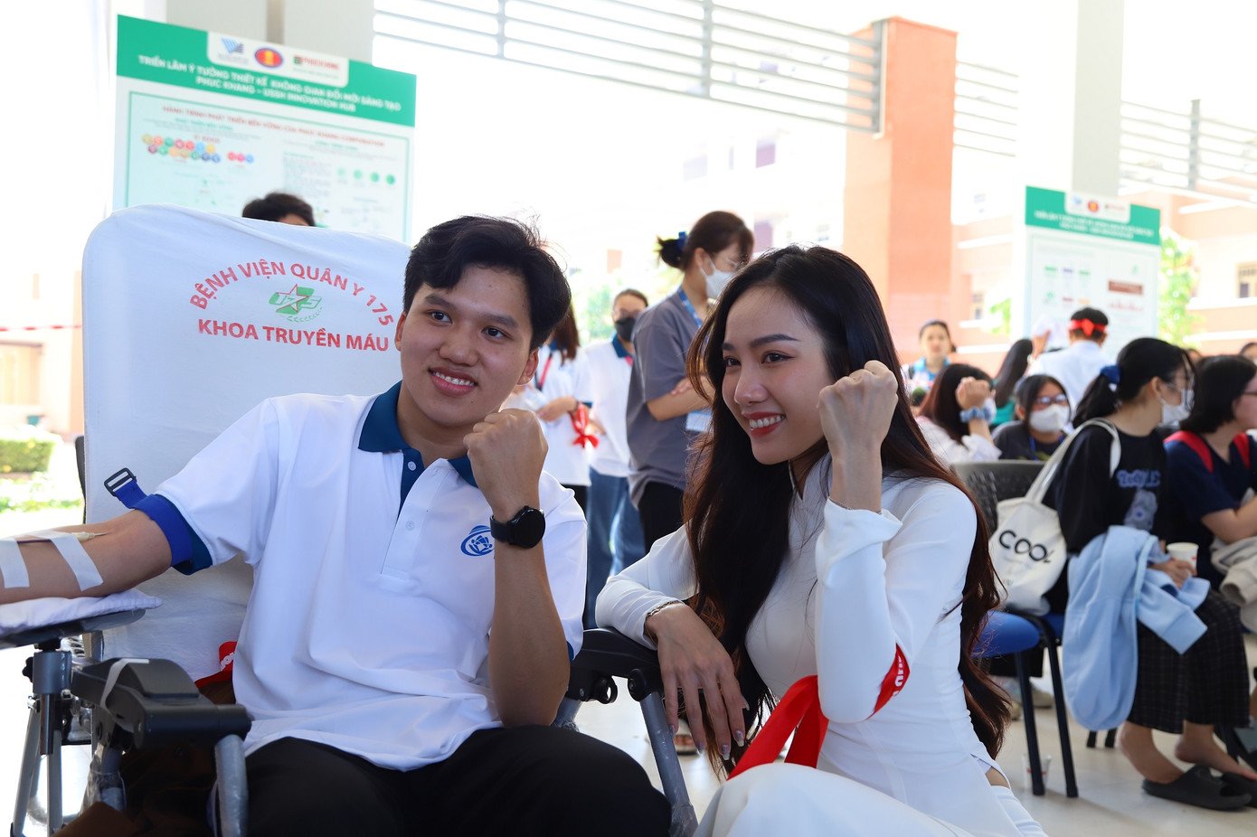 Top 5 Hoa hậu Việt Nam 2018 Nguyễn Thị Hồng Tuyết thăm hỏi, động viên các bạn sinh viên tham gia hiến máu. Top 5 Hoa hậu Việt Nam 2018 Nguyễn Thị Hồng Tuyết thăm hỏi, động viên các bạn sinh viên tham gia hiến máu.