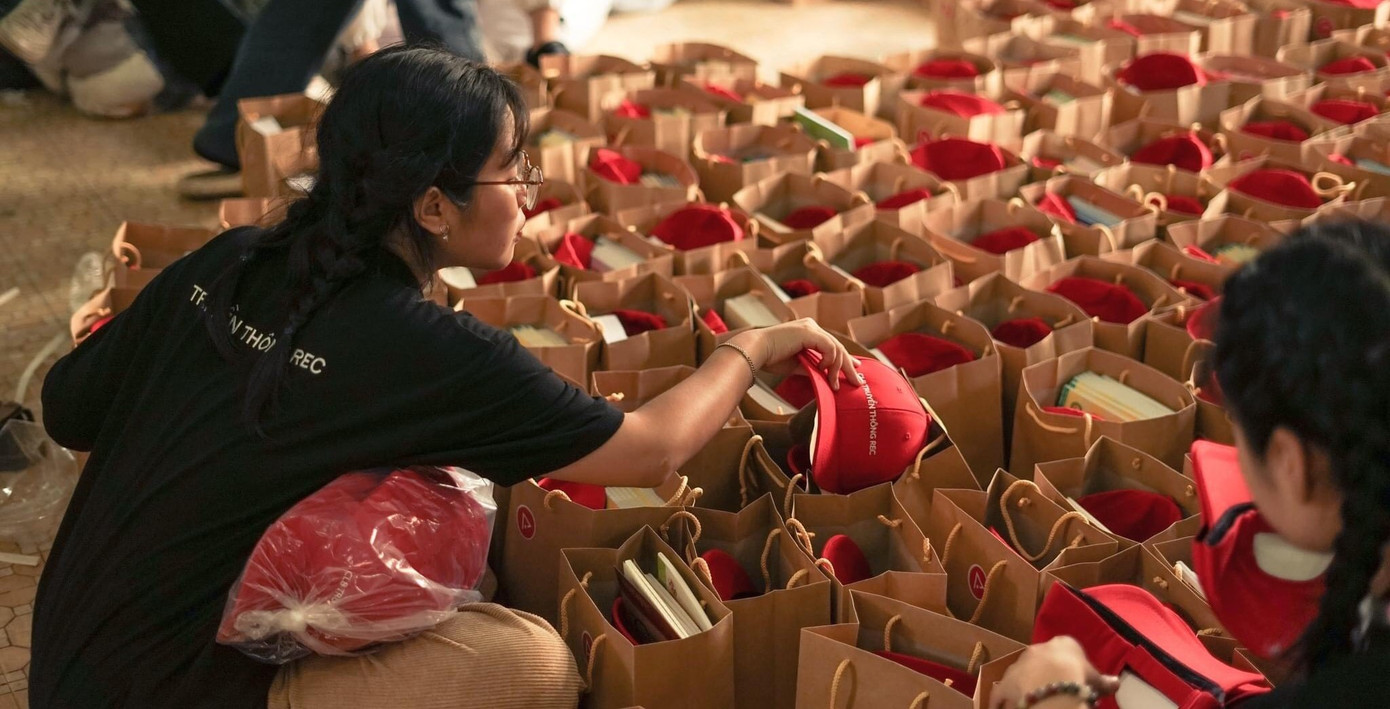 Những phần quà ý nghĩa trao đến các em tại trường La Ngâu. (Ảnh: CLB Truyền thông REC).