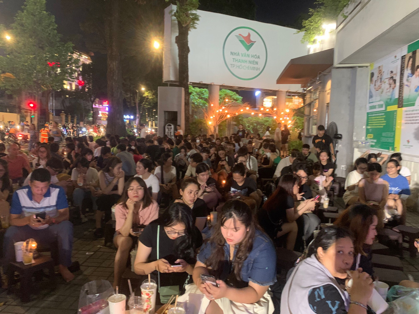 Phố ‘Góc đèn dầu’ nằm mặt trước của Nhà Văn hóa Thanh niên TP. HCM (số 4, Phạm Ngọc Thạch, Q. 1) thu hút rất đông bạn trẻ vào mỗi tối cuối tuần.