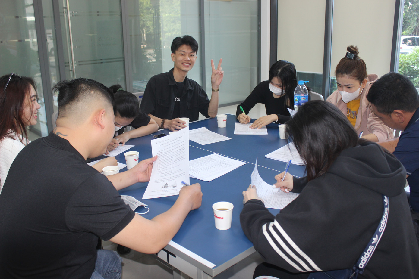 Các bạn trẻ cùng tham gia hiến máu tại Ngày hội.