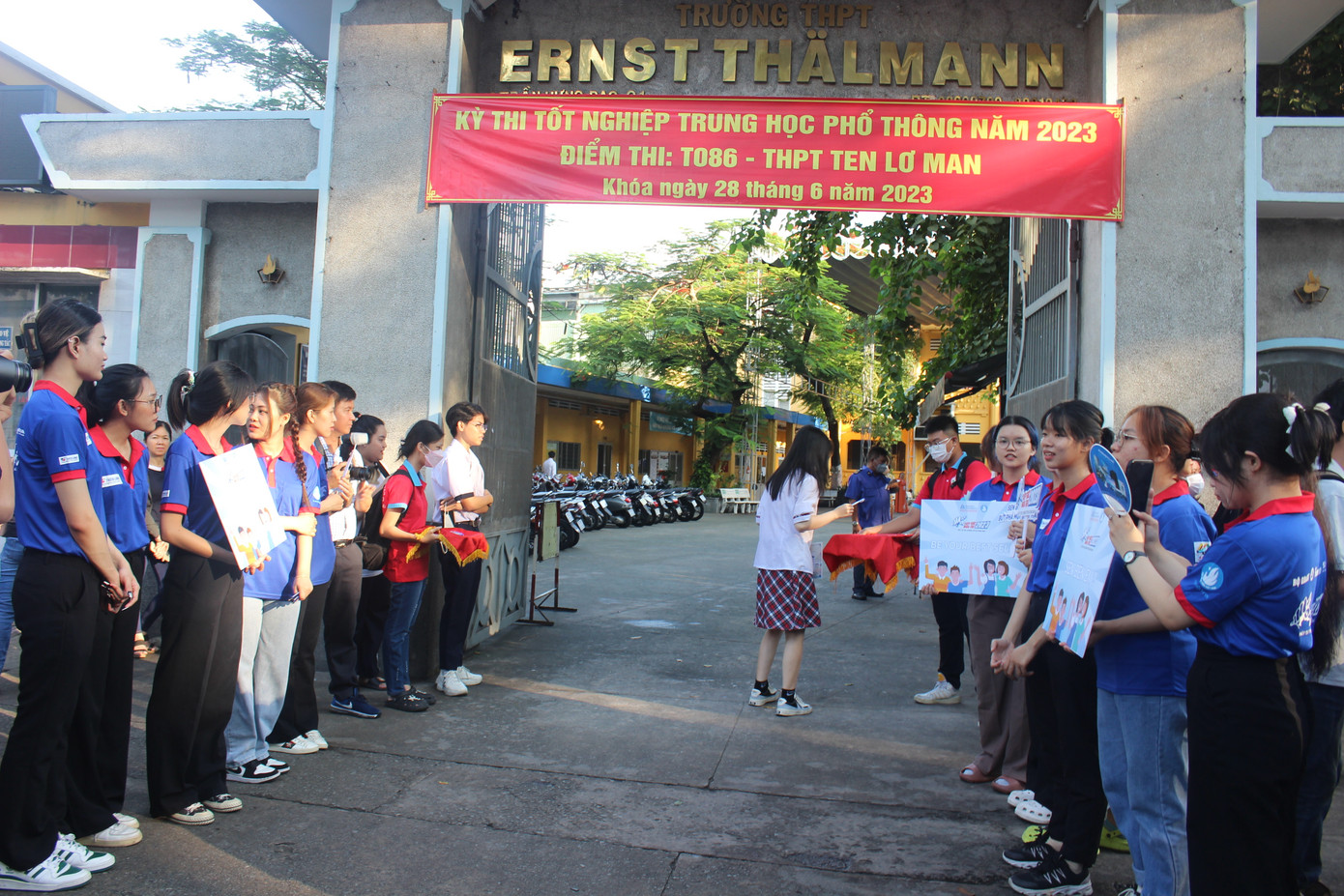 Ngay từ sáng sớm các chiến sĩ Tiếp sức mùa thi đã có mặt tại điểm trường THPT Ten Lơ Man (quận 1) để tiếp sức cho các thí sinh. Ngay từ sáng sớm các chiến sĩ Tiếp sức mùa thi đã có mặt tại điểm trường THPT Ten Lơ Man (quận 1) để tiếp sức cho các thí sinh.