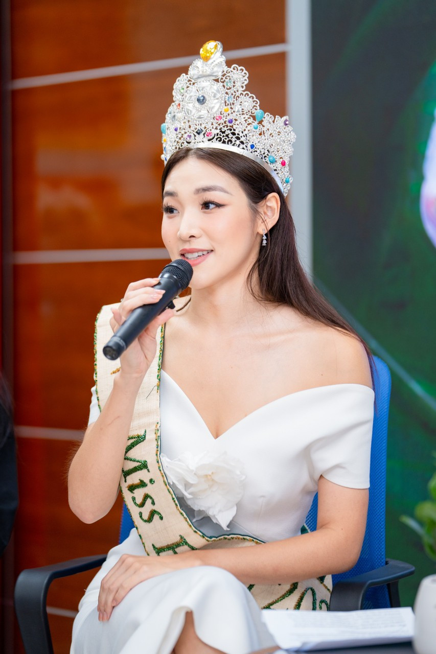 Miss Earth 2022 (Hoa hậu Trái Đất 2022) - Mina Sue Choi đến từ Hàn Quốc là diễn giả trong talkshow “Là chính mình trong thế giới hôm nay”. Miss Earth 2022 (Hoa hậu Trái Đất 2022) - Mina Sue Choi đến từ Hàn Quốc là diễn giả trong talkshow “Là chính mình trong thế giới hôm nay”.