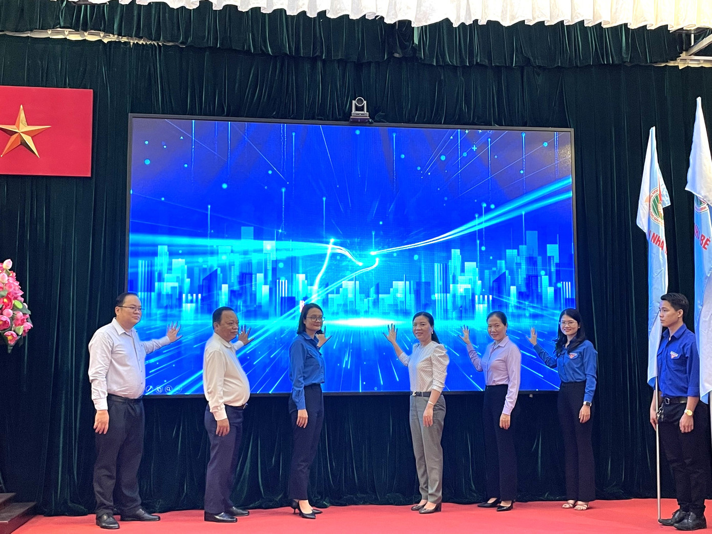 Các đại biểu cùng tham gia nghi thức khởi động chương trình.