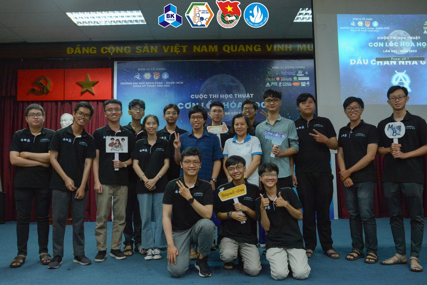 Khánh Thuận (hàng ngồi, ngoài cùng bên trái) trong cuộc thi “Cơn lốc Hóa học”, năm 2023 (Đoàn - Hội KT Hoá học, trường ĐH Bách khoa, ĐHQG TP. HCM tổ chức).