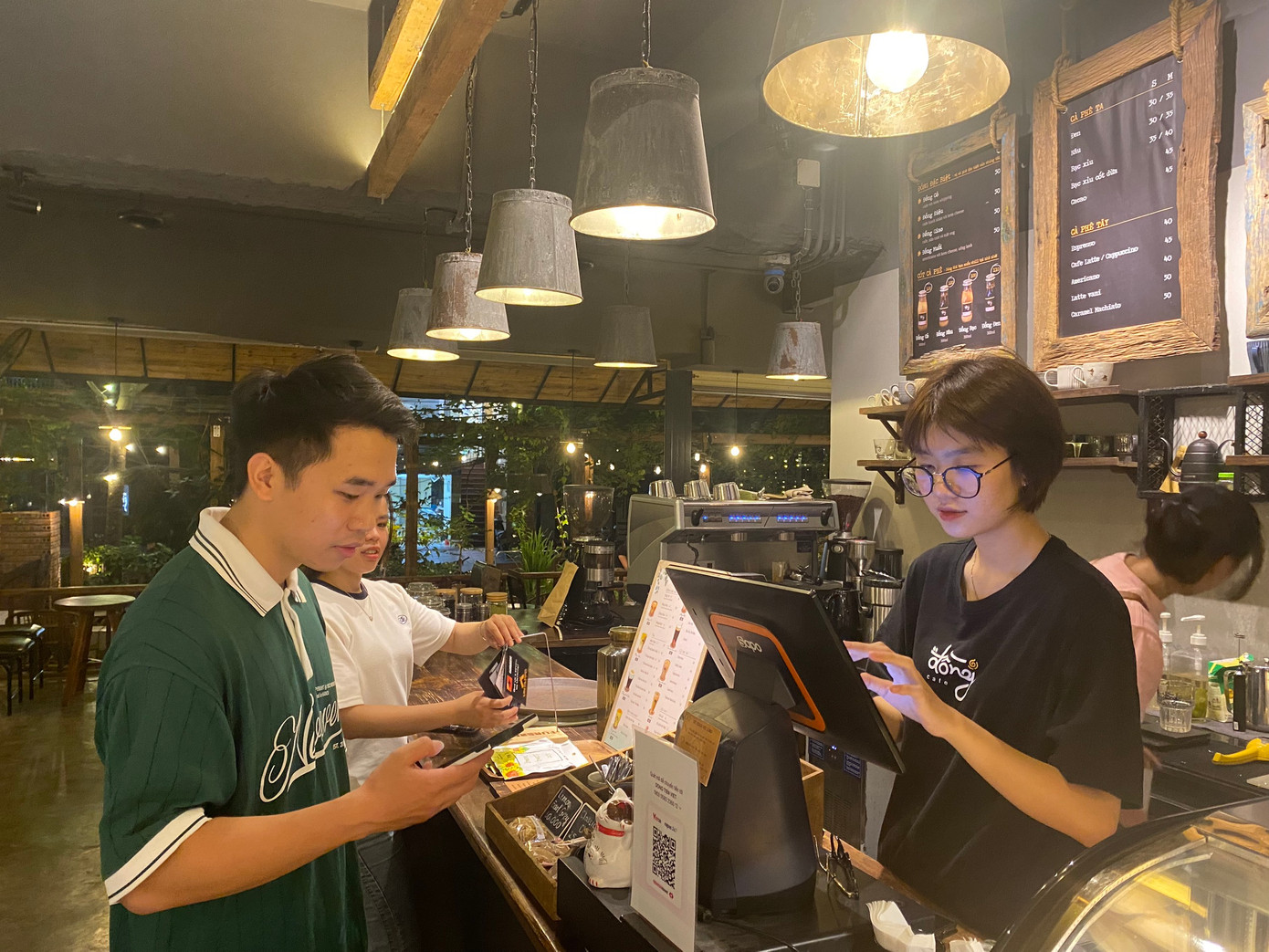 Với Thanh Hoa, làm việc vào những ngày lễ, tuy có vất vả hơn nhưng bù lại, thù lao được trả gấp đôi ngày thường. Và điều này đồng nghĩa với việc cô sẽ có thêm thu nhập, việc chi tiêu trong tháng cũng nhẹ hơn phần nào. Thanh Hoa cảm thấy phấn khởi hơn khi làm việc trong những ngày lễ này.