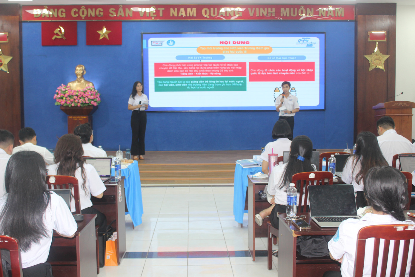 Đại diện trường ĐH Sư phạm TP. HCM trình bày giải pháp “Tăng cường các chuỗi hoạt động giao lưu quốc tế, giới thiệu Hội Sinh viên Việt Nam đến với sinh viên nước ngoài”.