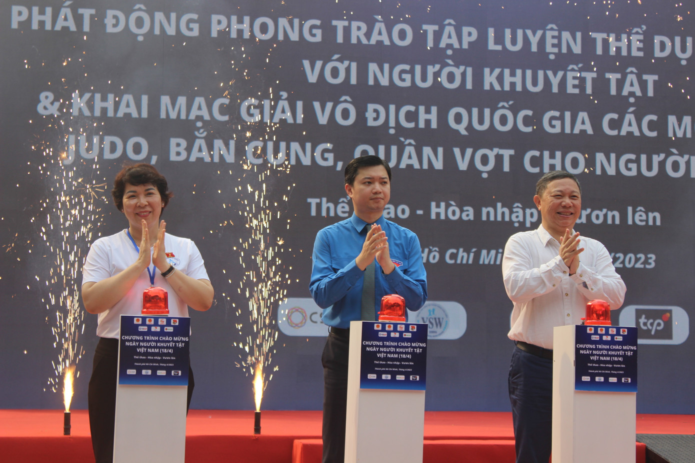 Anh Nguyễn Minh Triết – Bí thư T.Ư Đoàn, Chủ tịch Hội Sinh viên Việt Nam (giữa) cùng nhấn nút phát động phong trào tập luyện thể dục, thể thao trong người khuyết tật.