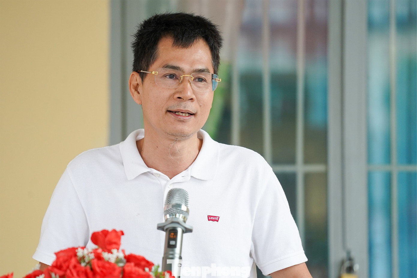 Phát biểu tại buổi lễ, nhà báo Lý Thành Tâm, Trưởng Ban đại diện báo Tiền Phong tại TP. HCM đã gửi lời cảm ơn sâu sắc đến các y, bác sĩ cùng các nhà tài trợ và sự đồng hành của những người đẹp Hoa hậu Việt Nam 2022. Nhà báo Lý Thành Tâm đặc biệt cảm ơn chính quyền địa phương đã đồng hành, hỗ trợ chương trình. “Đây là dịp tròn 10 năm tổ chức chương trình "Tiền Phong chung tay vì sức khỏe cộng đồng". Chúng tôi cùng các mạnh thường quân đã liên tiếp đến các vùng sâu vùng xa của Tổ quốc để mang đến những món quà giàu ý nghĩa cả về vật chất lẫn tinh thần cho bà con. Chúng tôi hy vọng, chuyên môn giỏi của các y, bác sĩ đến từ TP. HCM sẽ giúp bà con vơi đi bệnh tật, những món quà từ các Mạnh thường quân sẽ mang lại sự ấm áp cho cộng đồng khi Tết đến, Xuân về”, nhà báo Lý Thành Tâm nói. (Ảnh: Phạm Nguyễn)