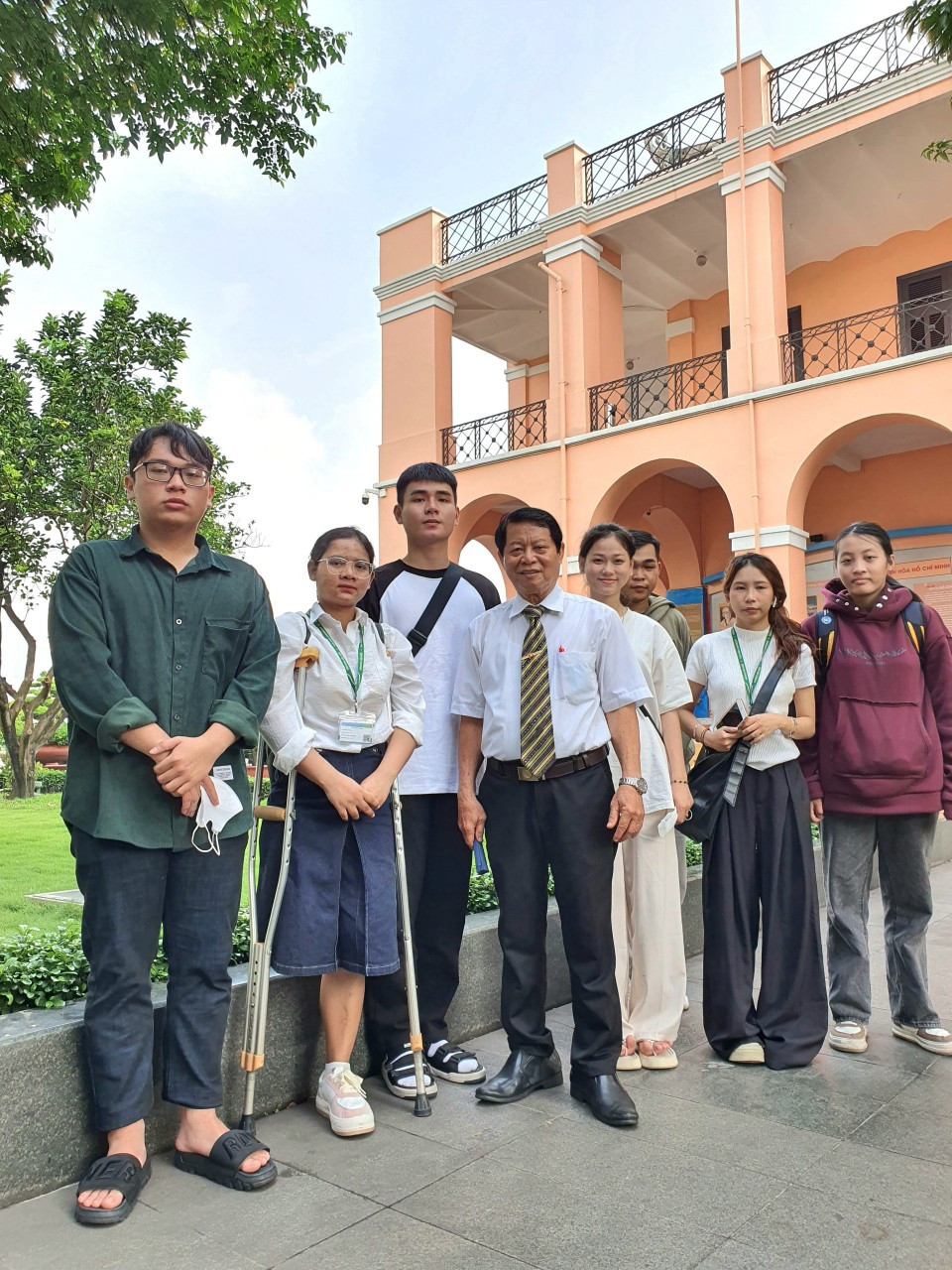 Không quản khó khăn vất vả, Thảo vẫn kiên trì đi bộ đến trường suốt 9 năm sau khi xảy ra tai nạn. (Ảnh: NVCC)