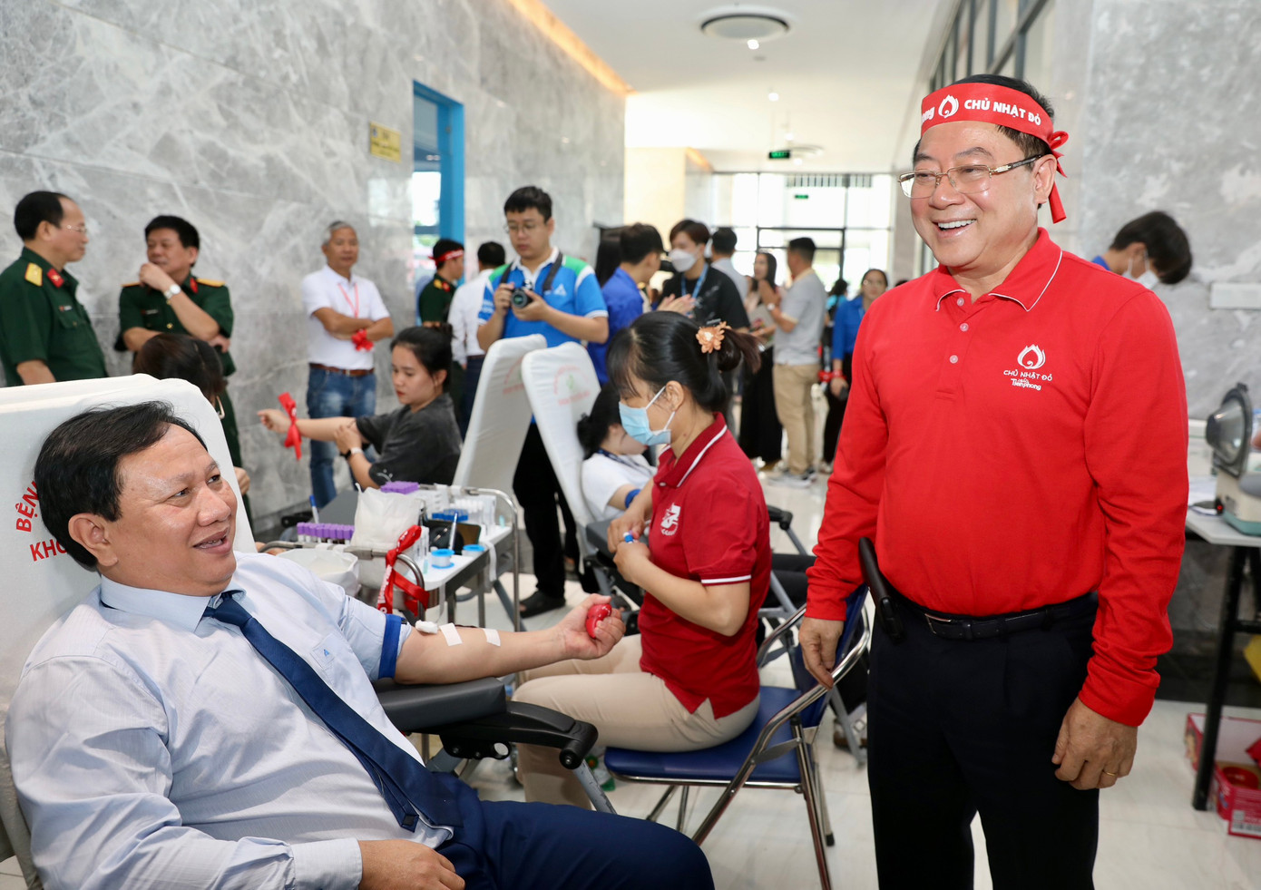 Lãnh đạo trường ĐH Văn Hiến cùng hiến máu tại Ngày hội. Lãnh đạo trường ĐH Văn Hiến cùng hiến máu tại Ngày hội.