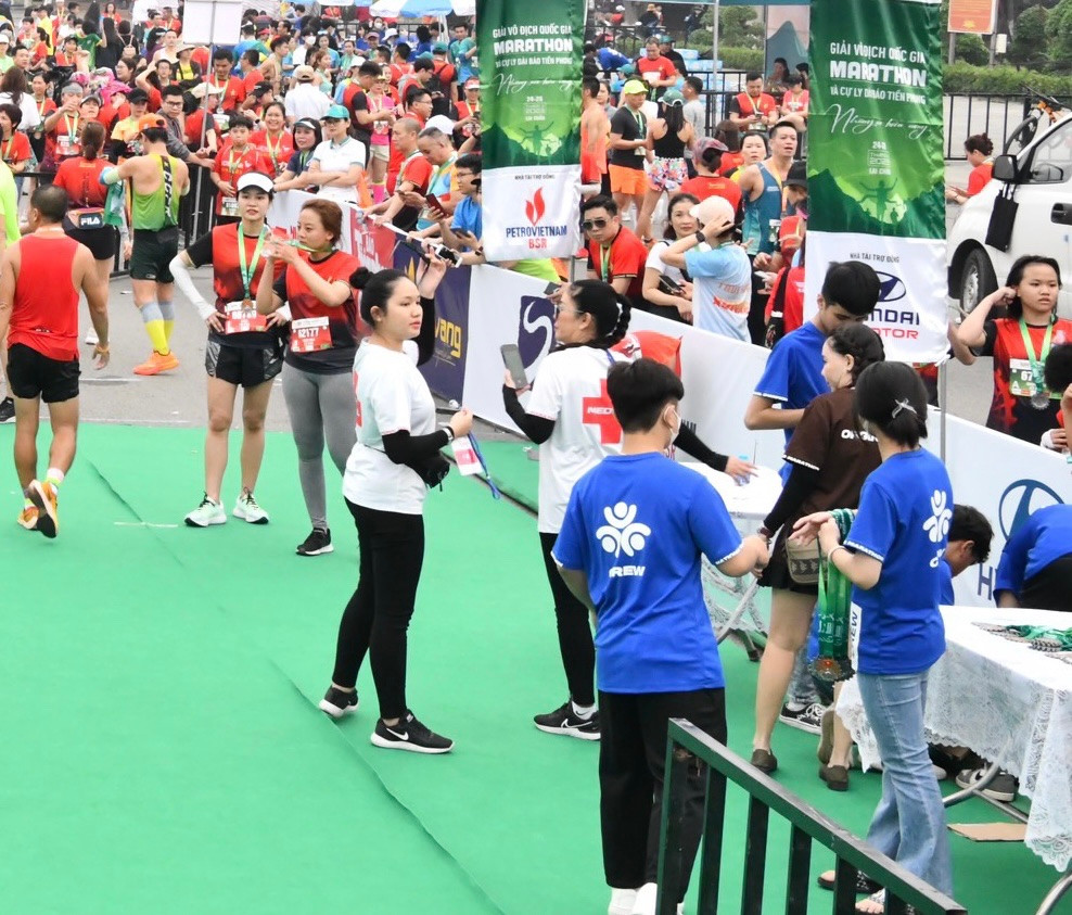 Các nhân viên y tế Bệnh viện Quân y 175 nhiệt tình chăm sóc cho các vận động viên tham gia giải. Các nhân viên y tế Bệnh viện Quân y 175 nhiệt tình chăm sóc cho các vận động viên tham gia giải.