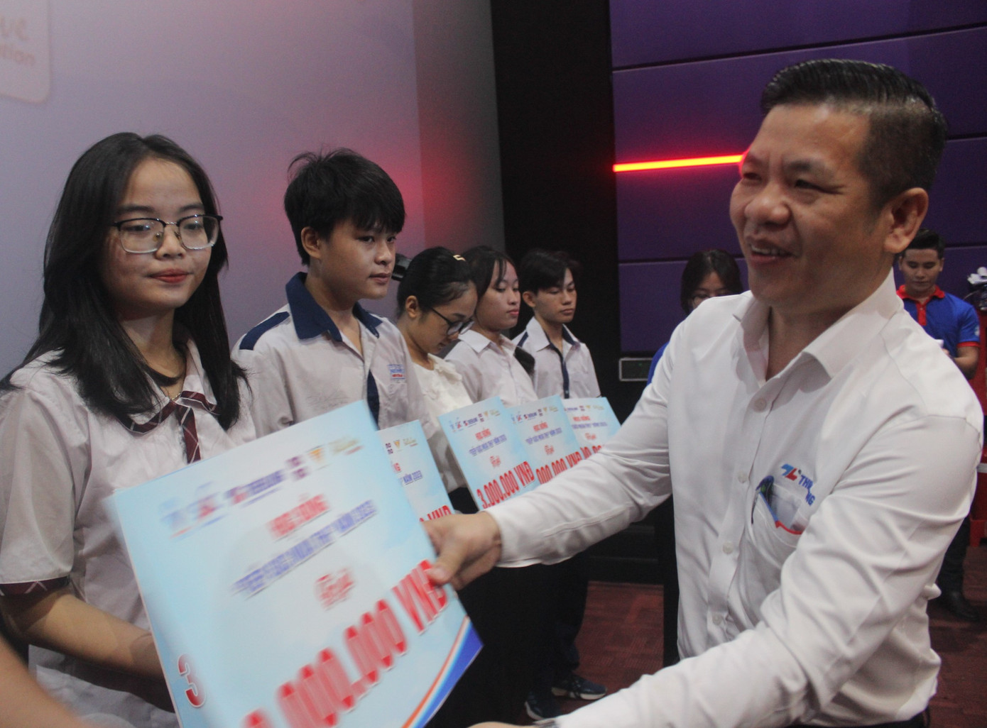 Đại diện Tập đoàn Thiên Long trao học bổng cho các em học sinh có hoàn cảnh khó khăn.