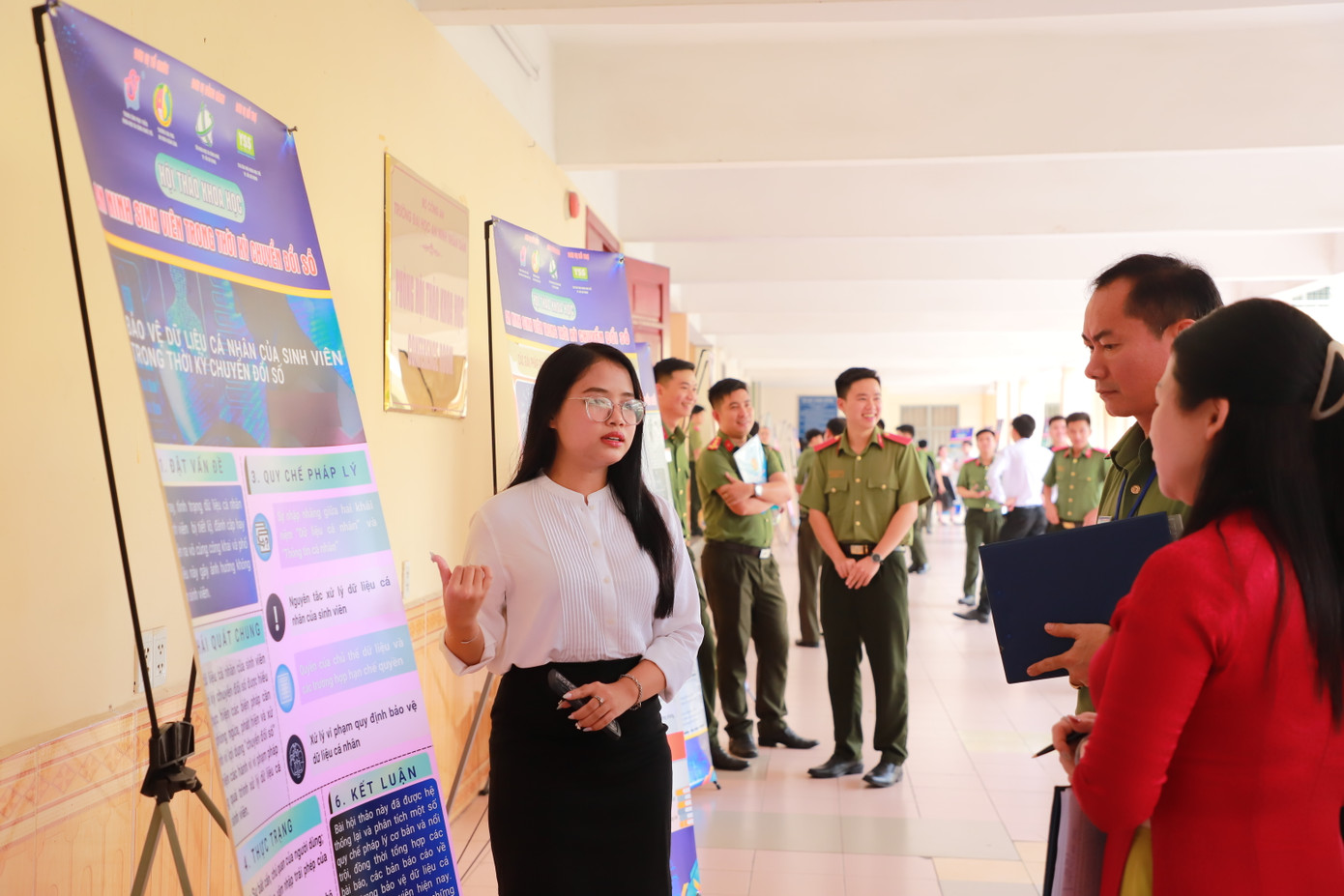 Đinh Thị Ánh Dương trình bày với Hội đồng trong Phiên chấm báo cáo Poster. (Ảnh: NVCC). Đinh Thị Ánh Dương trình bày với Hội đồng trong Phiên chấm báo cáo Poster. (Ảnh: NVCC).