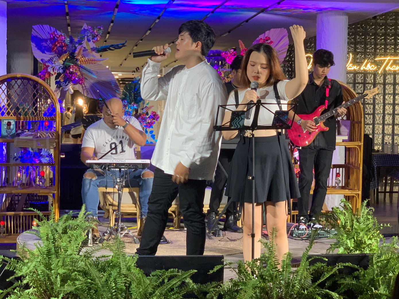 Tại phố ‘Góc đèn dầu’, bạn trẻ còn được thưởng thức những ca khúc từ những ban nhạc đường phố.