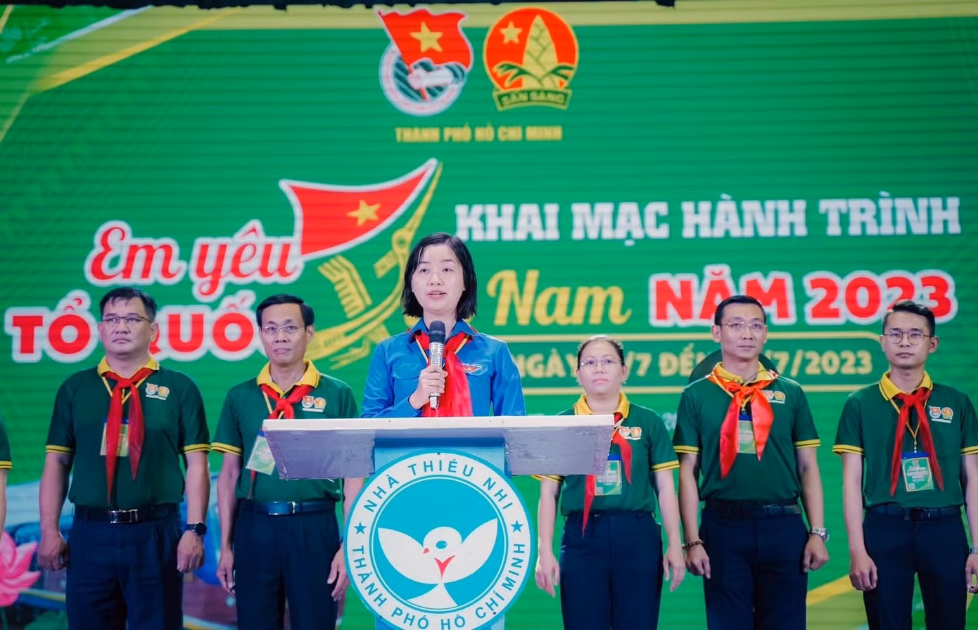 Chị Phạm Thị Thảo Linh, Uỷ viên Ban thường vụ, Trưởng Ban Thiếu nhi Thành Đoàn TP. HCM phát biểu tại chương trình.