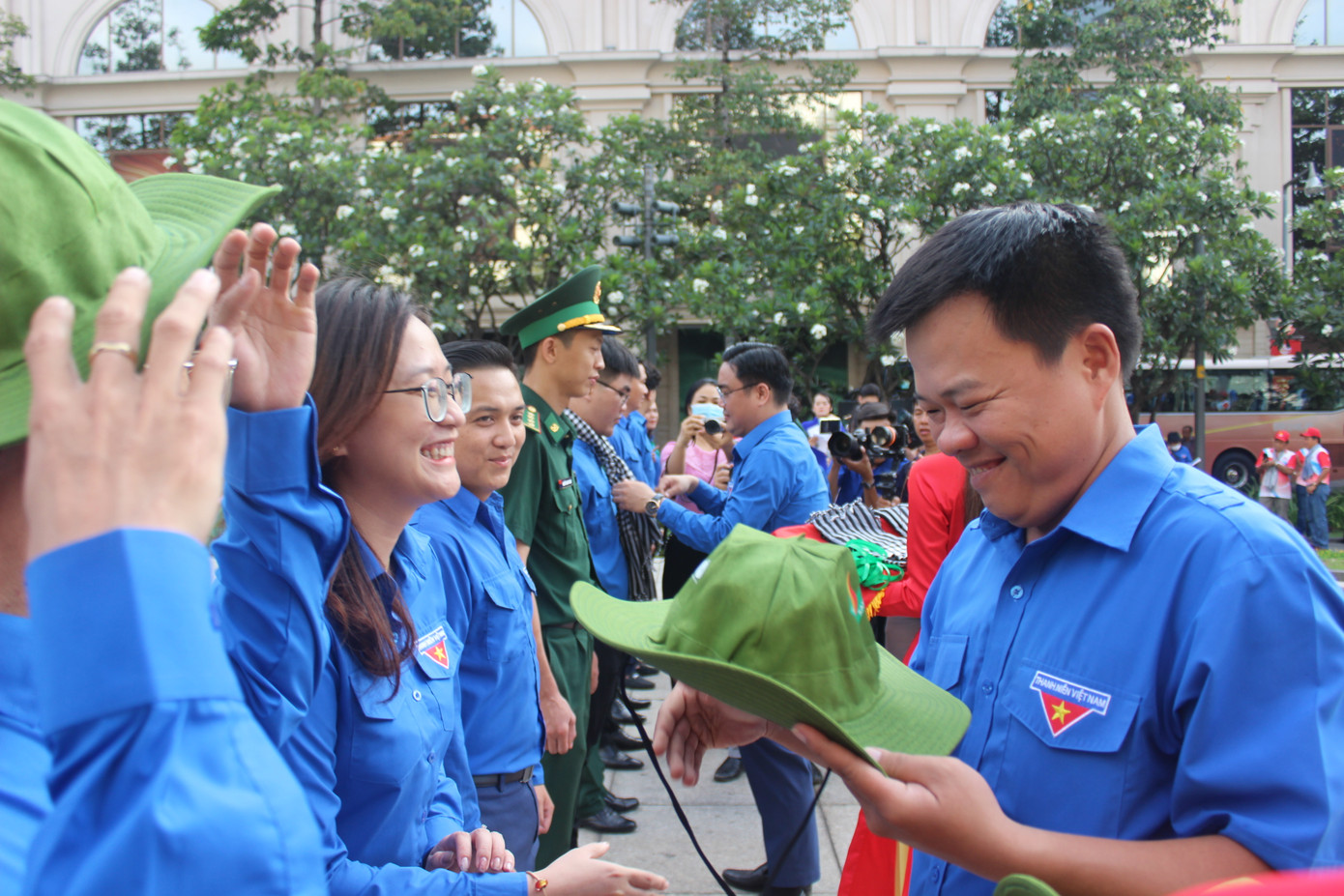 Anh Nguyễn Hải Nam - Phó Chánh văn phòng T.Ư Đoàn trao mũ tai bèo cho các thành viên Ban Tổ chức.