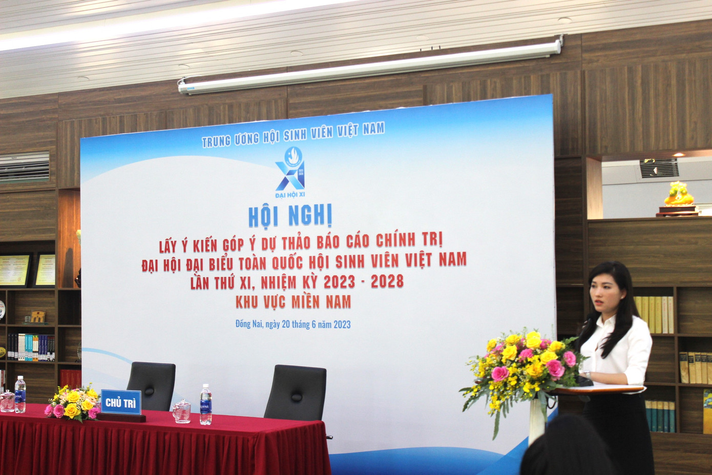 Chị Hồ Hồng Nguyên - Ủy viên Ban thường vụ T.Ư Đoàn, Phó Chủ tịch thường trực Hội Sinh viên Việt Nam phát biểu đề dẫn tại Hội nghị. Chị Hồ Hồng Nguyên - Ủy viên Ban thường vụ T.Ư Đoàn, Phó Chủ tịch thường trực Hội Sinh viên Việt Nam phát biểu đề dẫn tại Hội nghị.