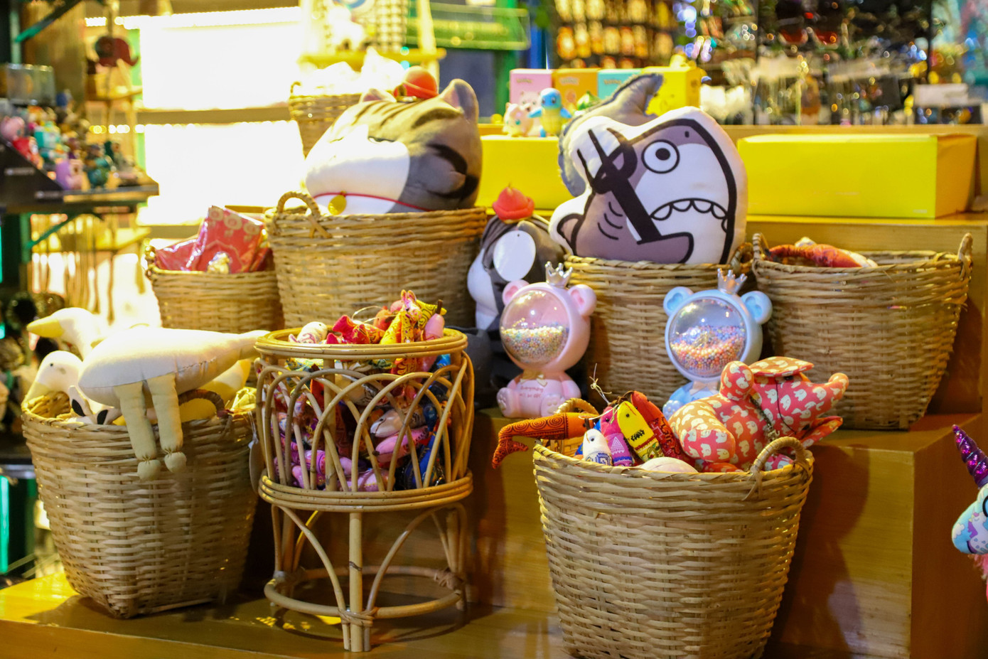 Thị trường quà tặng 8/3 cũng có thêm nhiều sản phẩm mới được bày bán. (Ảnh: Như Việt)