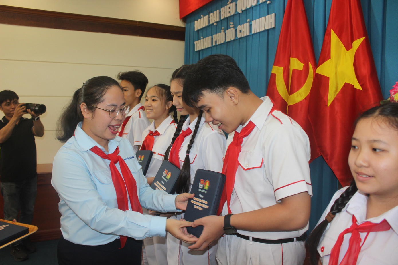 Hội đồng Đội Thành phố tặng các bạn tham gia phiên họp giả định “Quốc hội trẻ em” lần 1, năm 2023 cuốn sổ tay, với ý nghĩa các bạn sẽ ghi nhận, tổng hợp thật nhiều ý kiến, mong muốn, đề xuất, nguyện vọng của các bạn đội viên, thiếu nhi Thành phố để trình bày, trao đổi tại Phiên họp giả định “Quốc hội trẻ em” lần thứ I, đại diện tiếng nói của thiếu nhi TP. HCM. Hội đồng Đội Thành phố tặng các bạn tham gia phiên họp giả định “Quốc hội trẻ em” lần 1, năm 2023 cuốn sổ tay, với ý nghĩa các bạn sẽ ghi nhận, tổng hợp thật nhiều ý kiến, mong muốn, đề xuất, nguyện vọng của các bạn đội viên, thiếu nhi Thành phố để trình bày, trao đổi tại Phiên họp giả định “Quốc hội trẻ em” lần thứ I, đại diện tiếng nói của thiếu nhi TP. HCM.