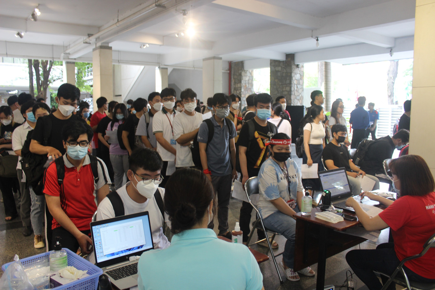 Đông đảo sinh viên hưởng ứng chương trình hiến máu 'Chủ nhật Đỏ' do Đoàn Thanh niên trường ĐH Kiến trúc TP. HCM phát động. Đông đảo sinh viên hưởng ứng chương trình hiến máu 'Chủ nhật Đỏ' do Đoàn Thanh niên trường ĐH Kiến trúc TP. HCM phát động.