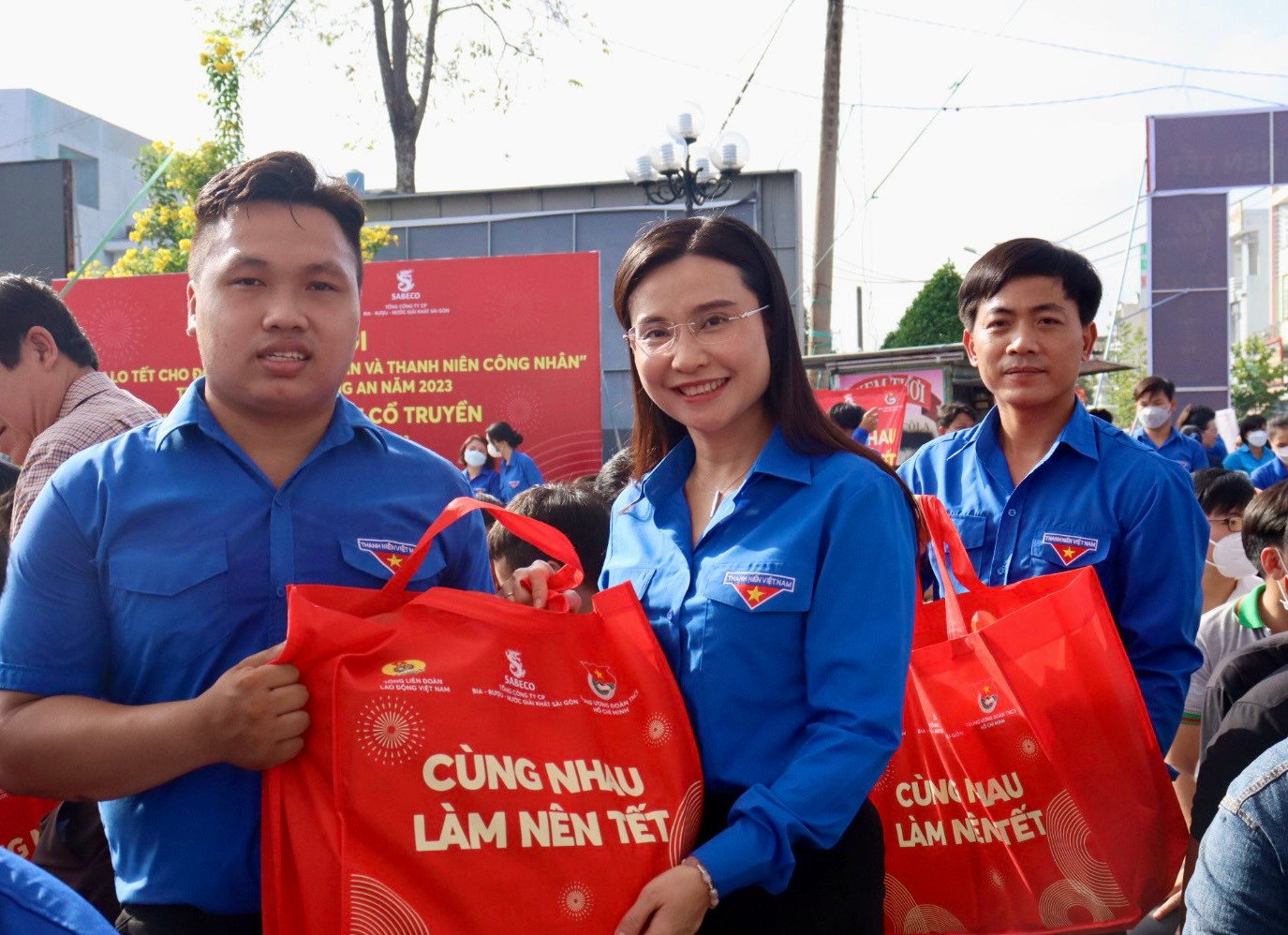 Những phần quà Tết được gửi tới thanh niên, công nhân có hoàn cảnh khó khăn. Những phần quà Tết được gửi tới thanh niên, công nhân có hoàn cảnh khó khăn.