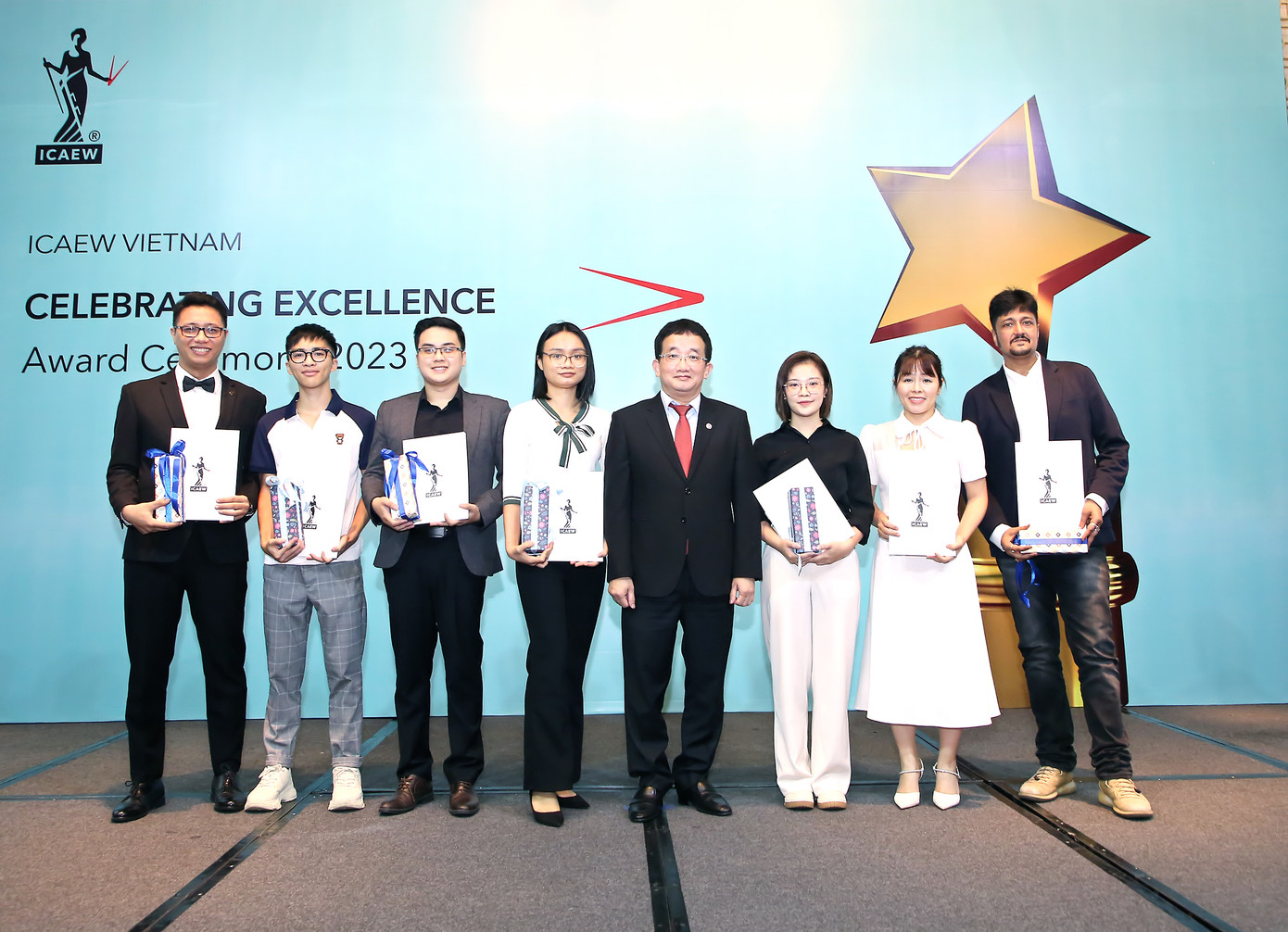 Ông Vũ Đức Chính - Cục trưởng Cục Quản lý, Giám sát Kế toán, Kiểm toán, Bộ Tài Chính (thứ tư, từ phải sang) trao Bằng Chartered Accountant - ICAEW ACA cho các hội viên tại Hà Nội. Ông Vũ Đức Chính - Cục trưởng Cục Quản lý, Giám sát Kế toán, Kiểm toán, Bộ Tài Chính (thứ tư, từ phải sang) trao Bằng Chartered Accountant - ICAEW ACA cho các hội viên tại Hà Nội.