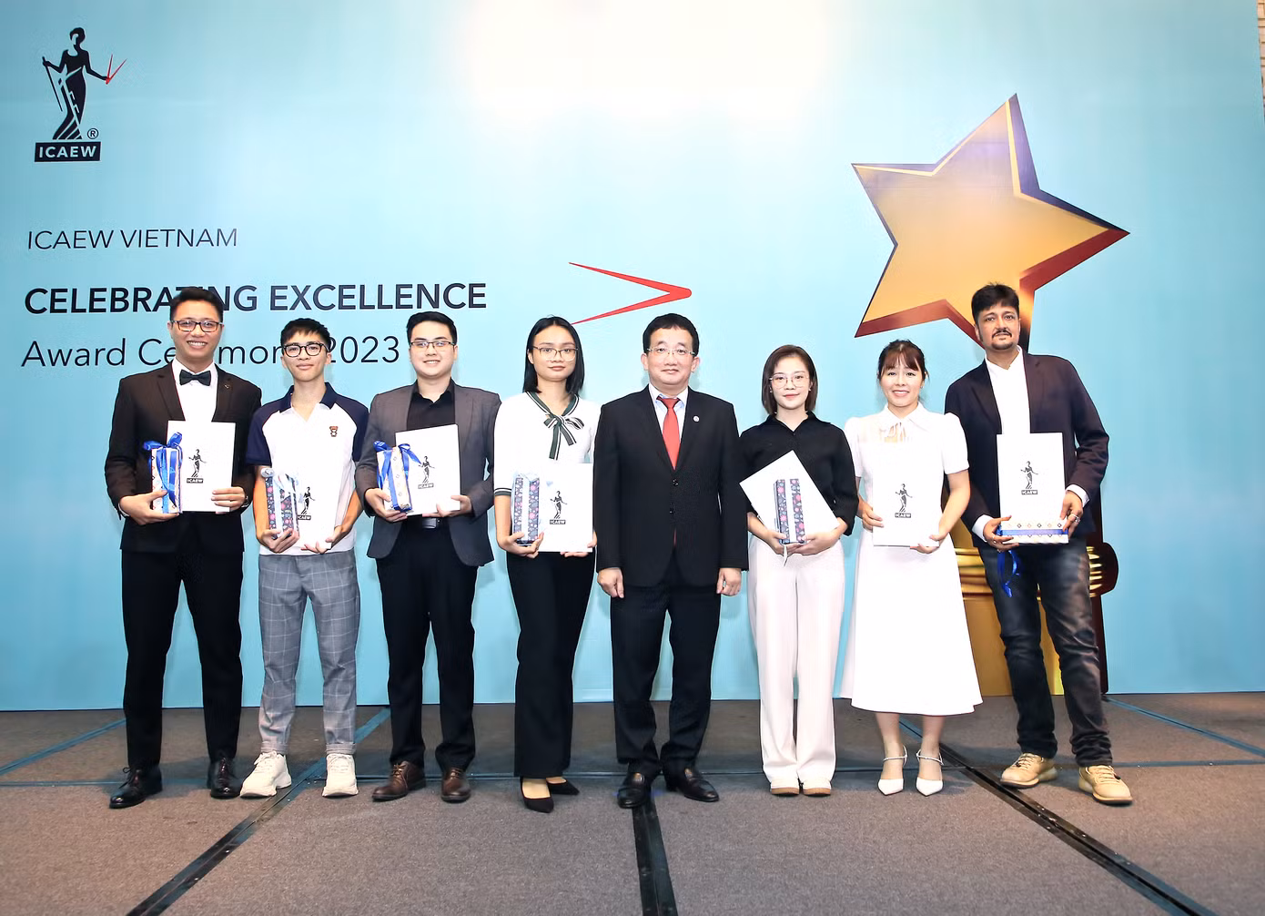 Ông Vũ Đức Chính - Cục trưởng Cục Quản lý, Giám sát Kế toán, Kiểm toán, Bộ Tài Chính (thứ tư, từ phải sang) trao Bằng Chartered Accountant - ICAEW ACA cho các hội viên tại Hà Nội.