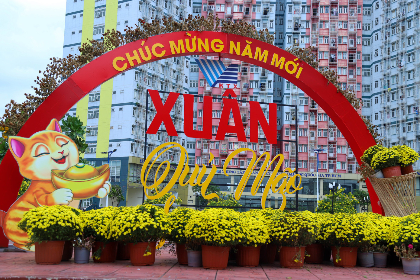 Ban Quản lý KTX chú trọng việc trang trí để giúp sinh viên cảm nhận được không khí Tết đang đến gần, đồng thời cũng tạo nhiều góc chụp ảnh đẹp mà không cần phải đi xa.