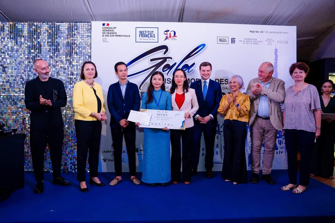 Nhật Nghi (áo xanh) trở thành Á quân cuộc thi &quot;Fashion In Paris&quot; năm 2023.