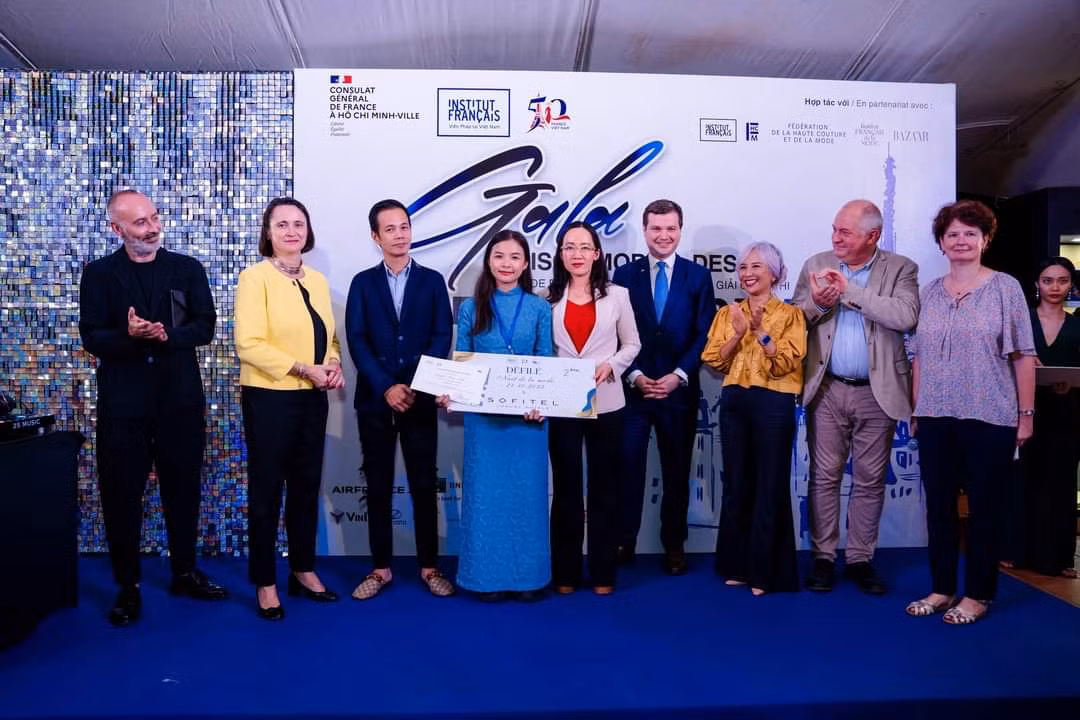 Nhật Nghi (áo xanh) trở thành Á quân cuộc thi "Fashion In Paris" năm 2023.