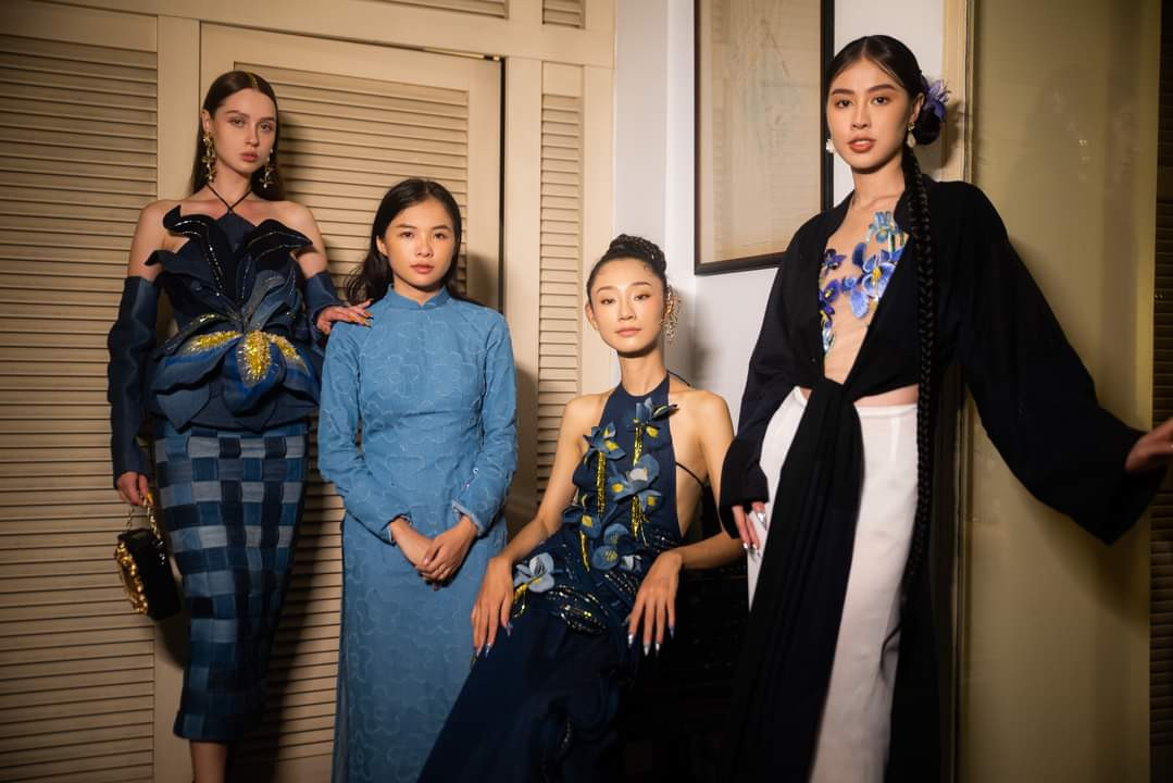 Nhật nghi cùng bộ sưu tập của mình.