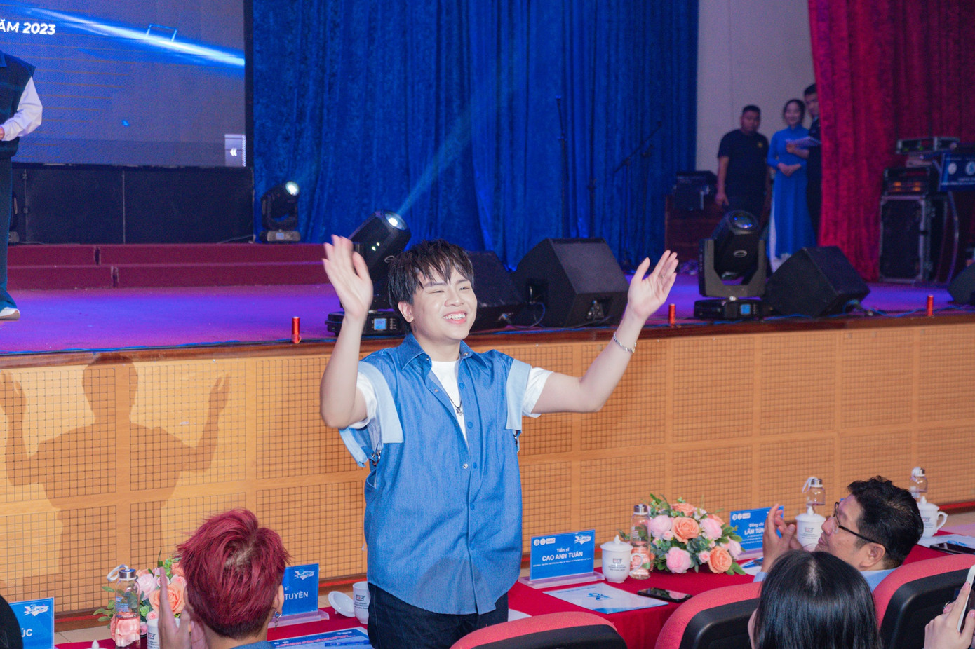 Tại hội trường, ca sĩ, nhạc sĩ Hứa Kim Tuyền còn tiết lộ một đoạn bài hát mới chuẩn bị phát hành.