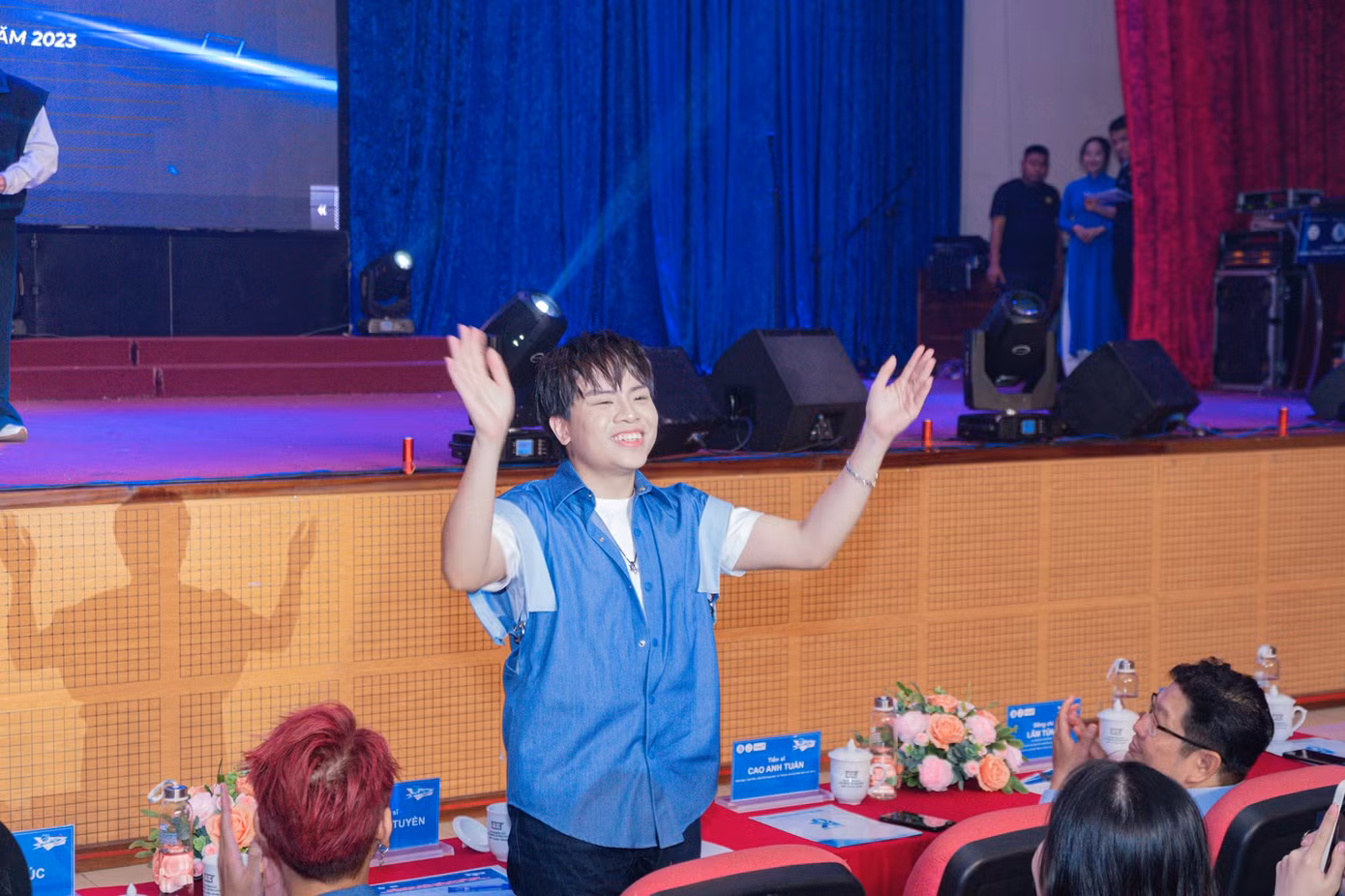 Tại hội trường, ca sĩ, nhạc sĩ Hứa Kim Tuyền còn tiết lộ một đoạn bài hát mới chuẩn bị phát hành.