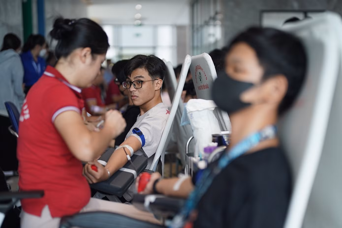 Các bạn sinh viên hiến máu tại Ngày hội. (Ảnh: Duy Anh)