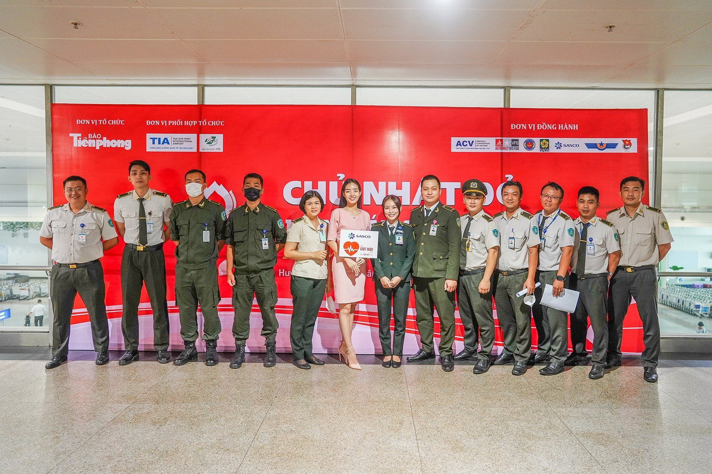 Người đẹp Trần Lê Mai Chi (Người đẹp Thời trang HHVN 2022) chụp ảnh cùng người tham gia hiến máu.