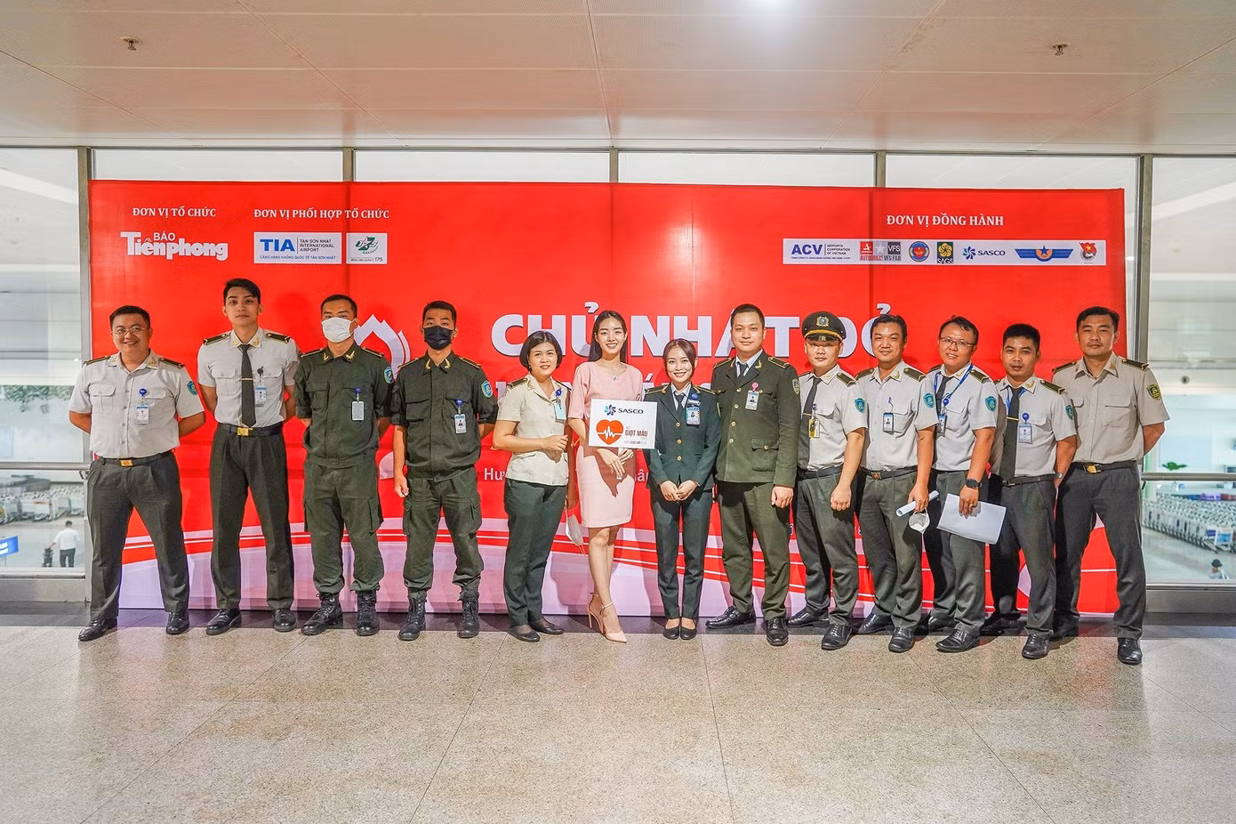 Người đẹp Trần Lê Mai Chi (Người đẹp Thời trang HHVN 2022) chụp ảnh cùng người tham gia hiến máu.
