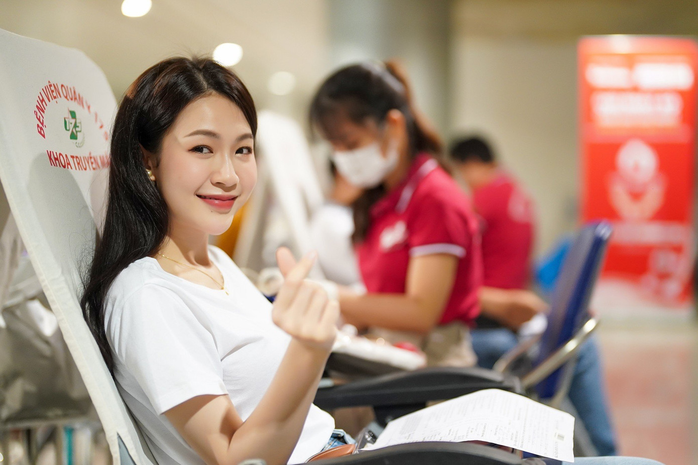 Người đẹp Đậu Hải Minh Anh (Người đẹp được yêu thích nhất HHVN 2020) tham gia hiến máu tại Ngày hội. (Ảnh: Phạm Nguyễn)