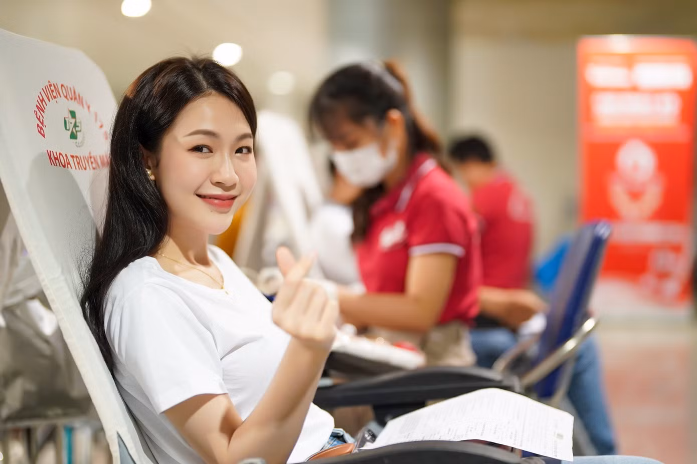 Người đẹp Đậu Hải Minh Anh (Người đẹp được yêu thích nhất HHVN 2020) tham gia hiến máu tại Ngày hội. (Ảnh: Phạm Nguyễn)
