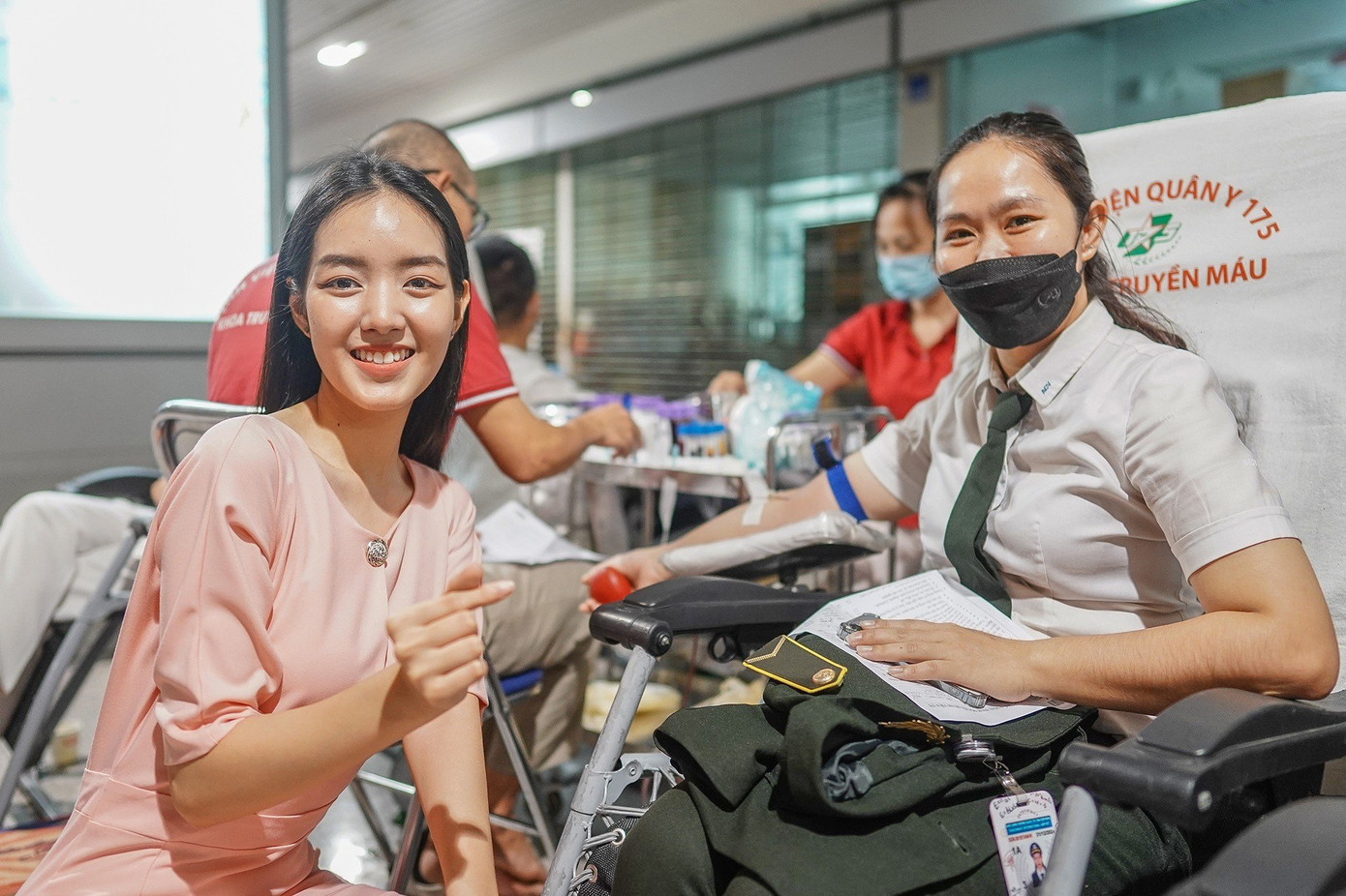 Người đẹp Trần Lê Mai Chi (Người đẹp Thời trang HHVN 2022) hỏi thăm người tham gia hiến máu. (Ảnh: Phạm Nguyễn)