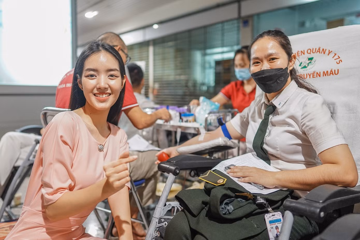 Người đẹp Trần Lê Mai Chi (Người đẹp Thời trang HHVN 2022) hỏi thăm người tham gia hiến máu. (Ảnh: Phạm Nguyễn)
