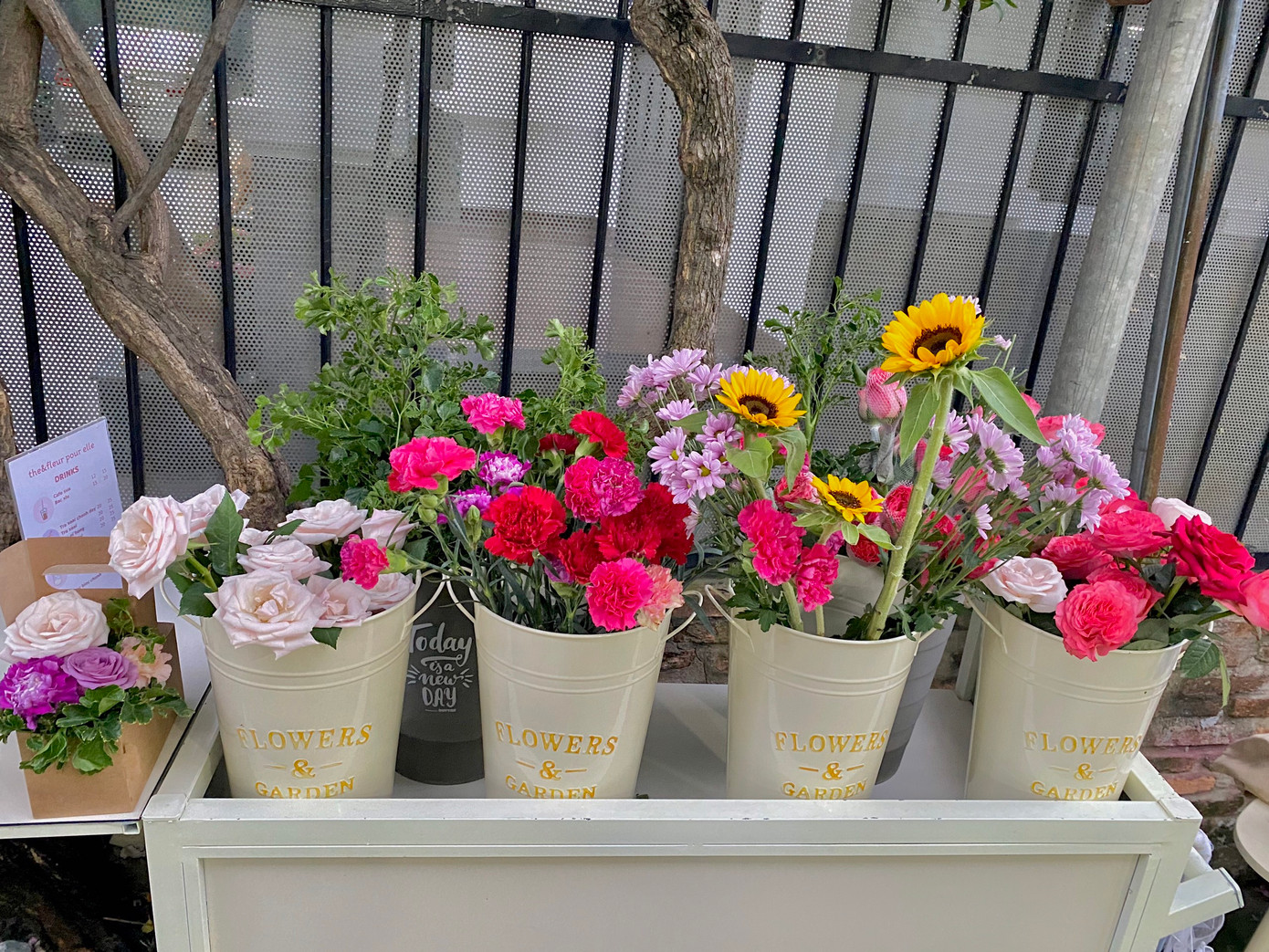 Điểm nổi bật của những xe cà phê nhỏ di động này là những chậu hoa tươi xinh xắn được trang trí bắt mắt.