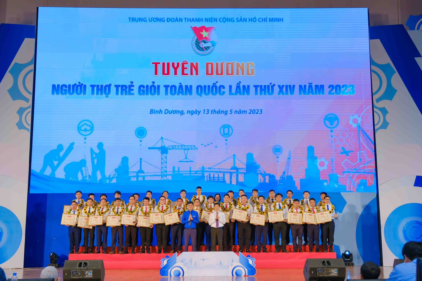 54 gương mặt “Người thợ trẻ giỏi” tiêu biểu toàn quốc đã được vinh danh trong dịp này. (Ảnh: Tỉnh Đoàn Bình Dương) 54 gương mặt “Người thợ trẻ giỏi” tiêu biểu toàn quốc đã được vinh danh trong dịp này. (Ảnh: Tỉnh Đoàn Bình Dương)